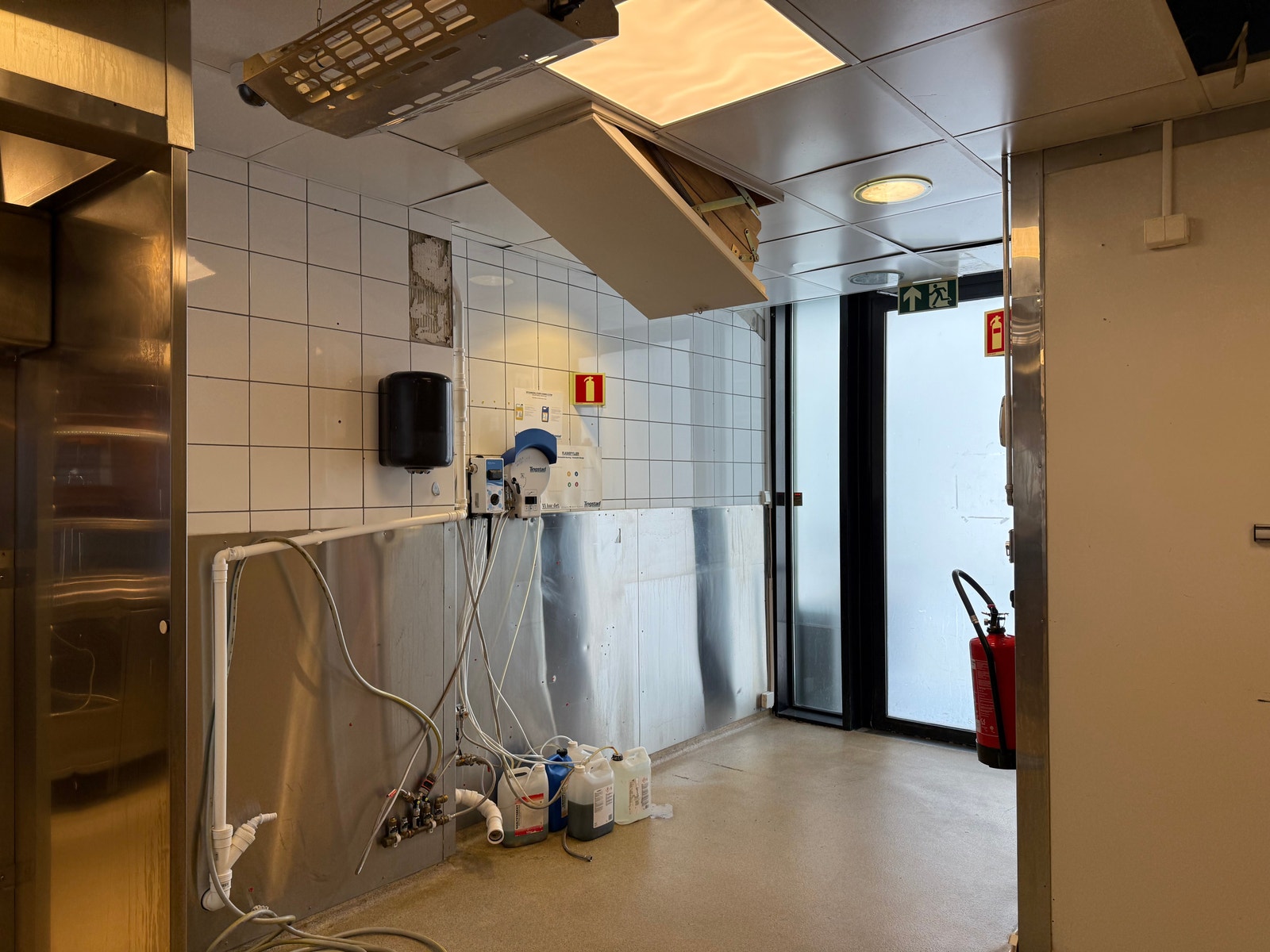 Kjøkkeninngang, lagringsloft og kjølerom. Galleribilde