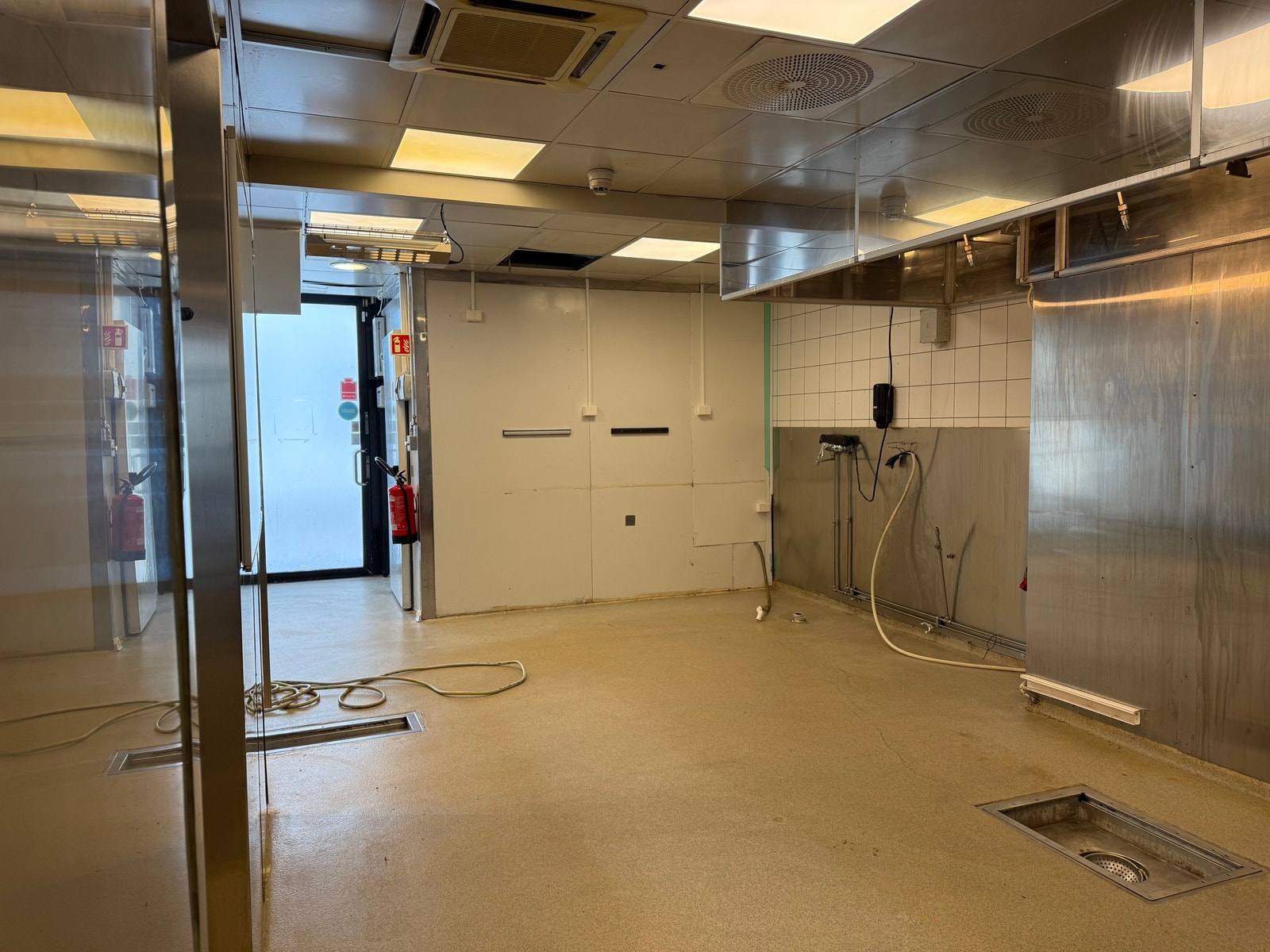 Grovkjøkken med god plass. Galleribilde