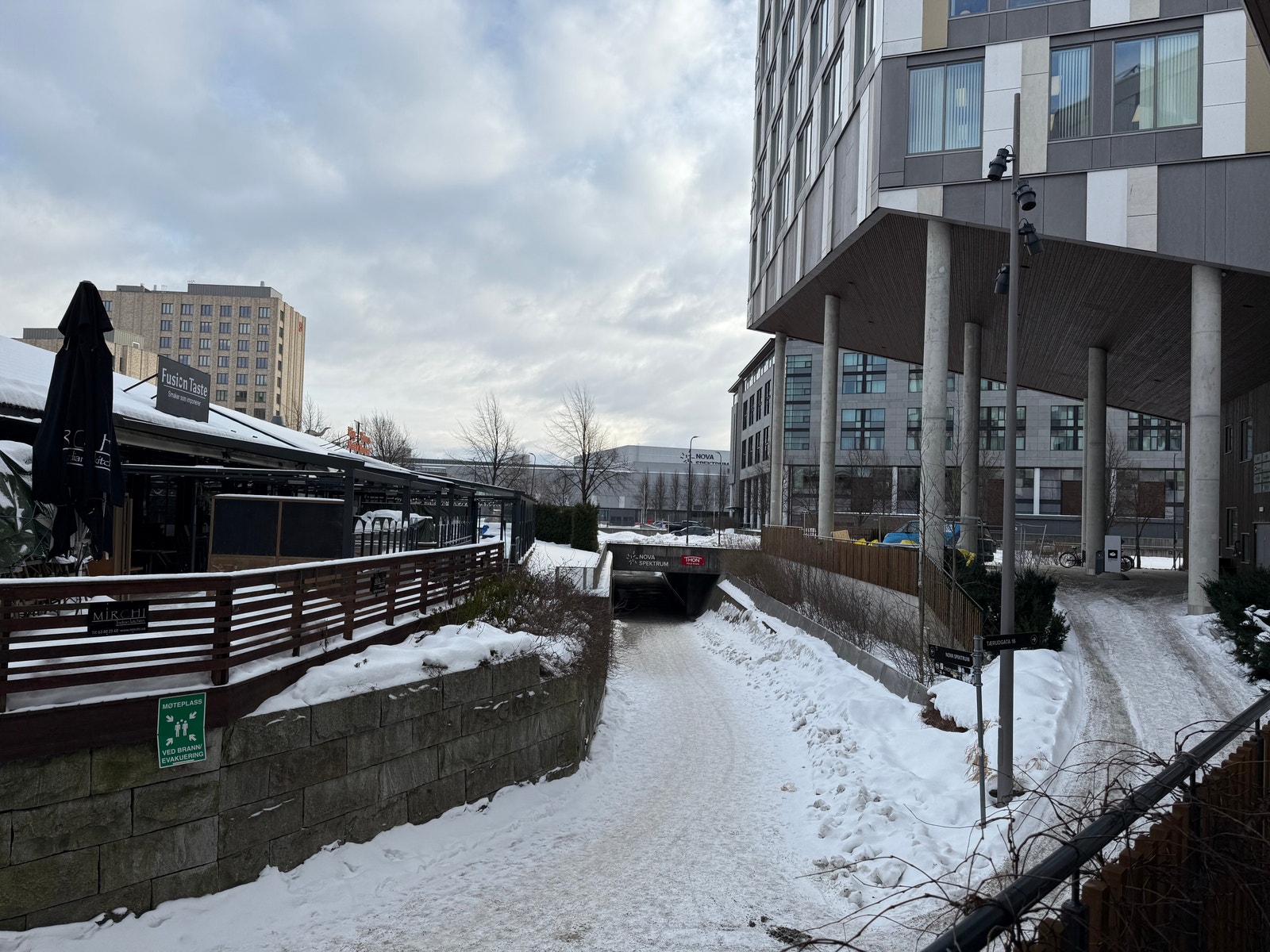 Hovedfartsåren mellom Lillestrøm stasjon og både Nova Spektrum og Thon Hotell går rett på nedsiden av restaurantlokalet der uteserveringen ligger. Galleribilde