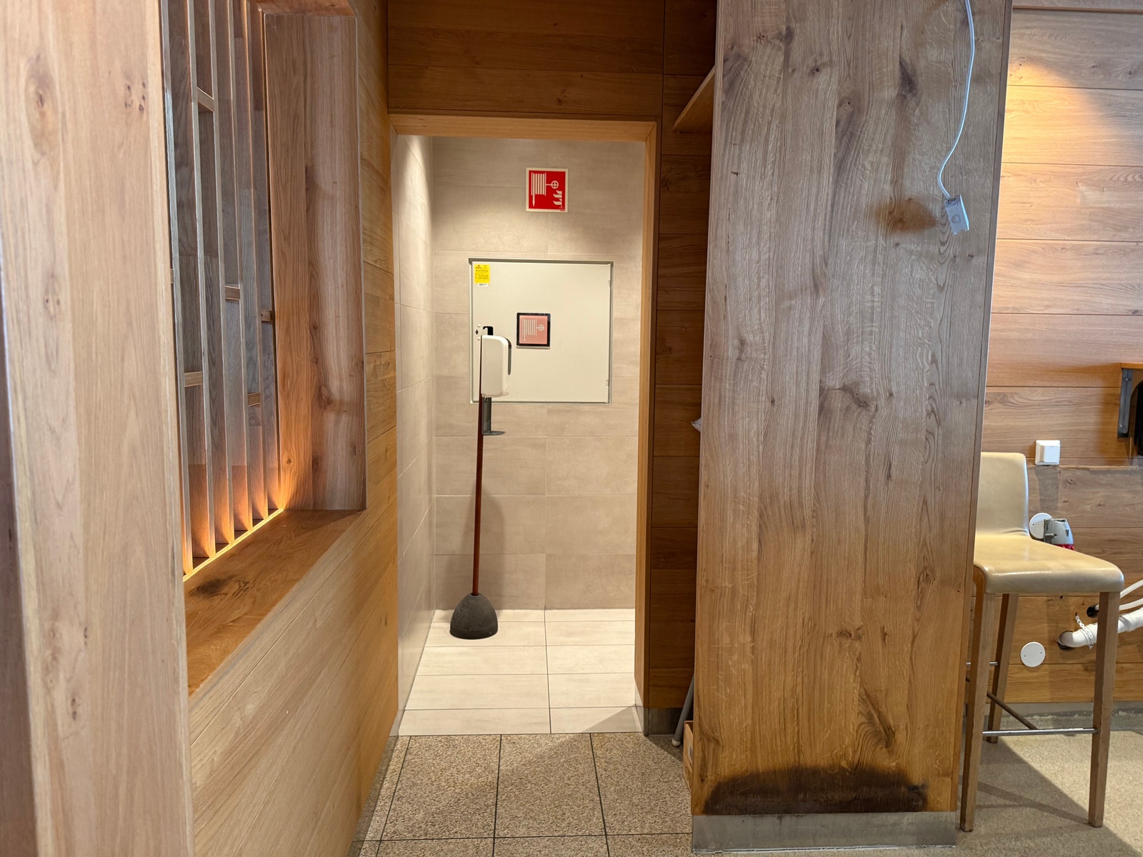 Inngang til toaletter med en liten garderobe og plass til barnestol. Galleribilde
