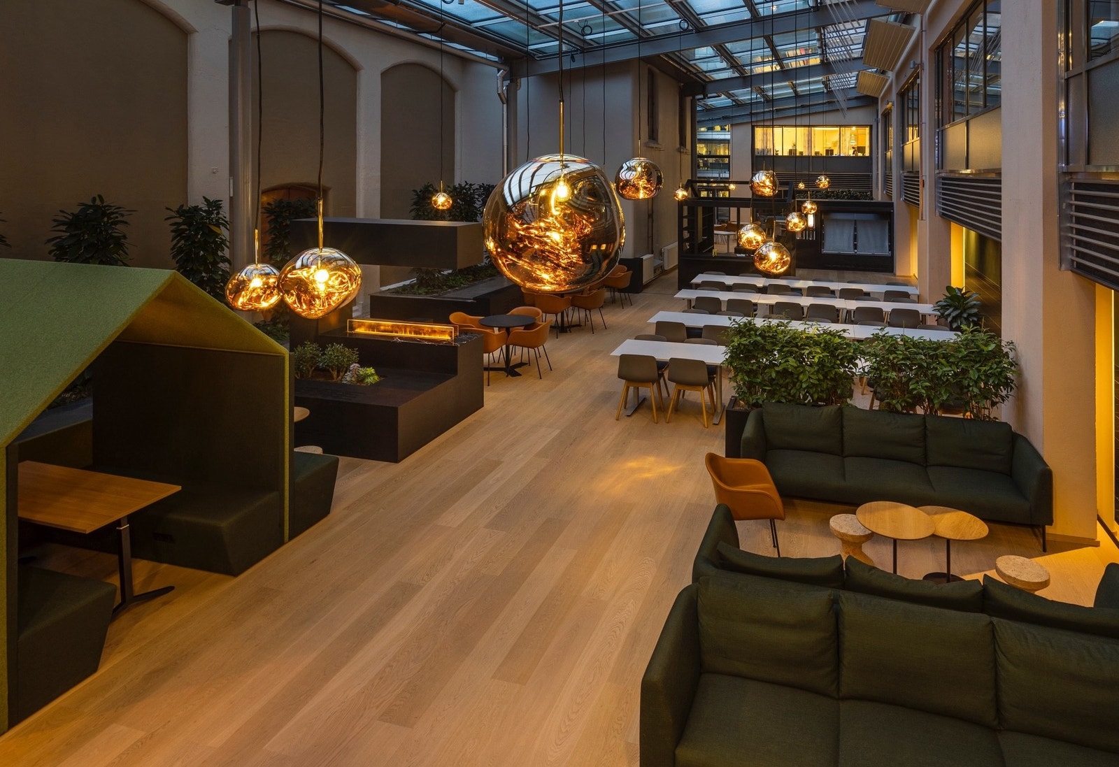 Lys og romslig kantine med fleksible soner for både lunsj og uformelle møter. Galleribilde
