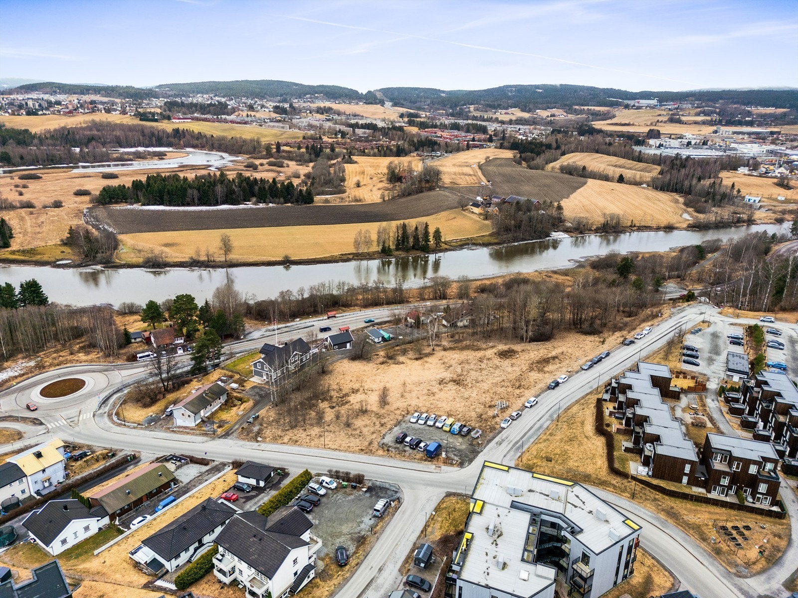 Tomten ligger i lett skrånet terreng, primært bestående av naturlig vegetasjon. Galleribilde