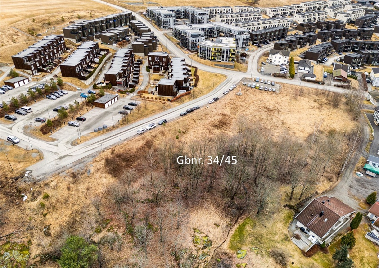 En mindre del av tomten benyttet p.t. til parkeringsplass. Ved salg av eiendommen vil arealet ryddes. Galleribilde