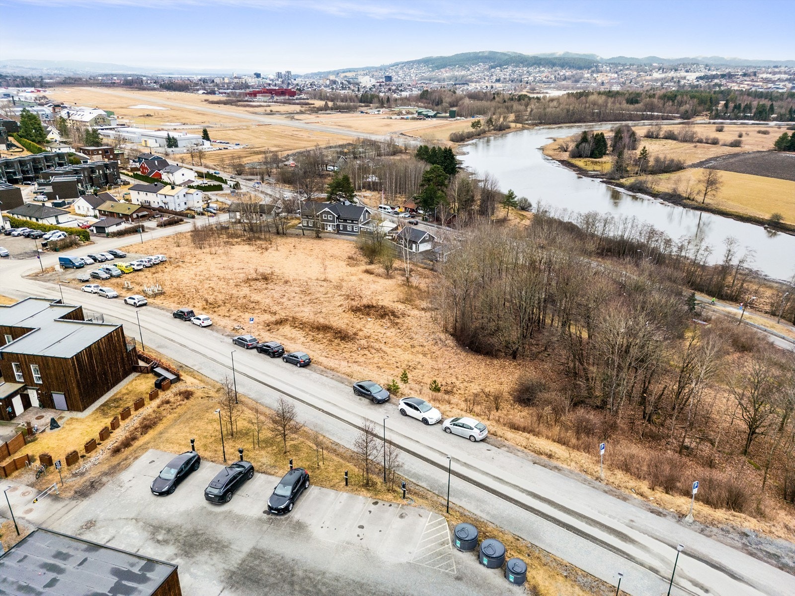 Kort vei til barnehage, skoler, offentlig transport og andre servicetilbud. Galleribilde