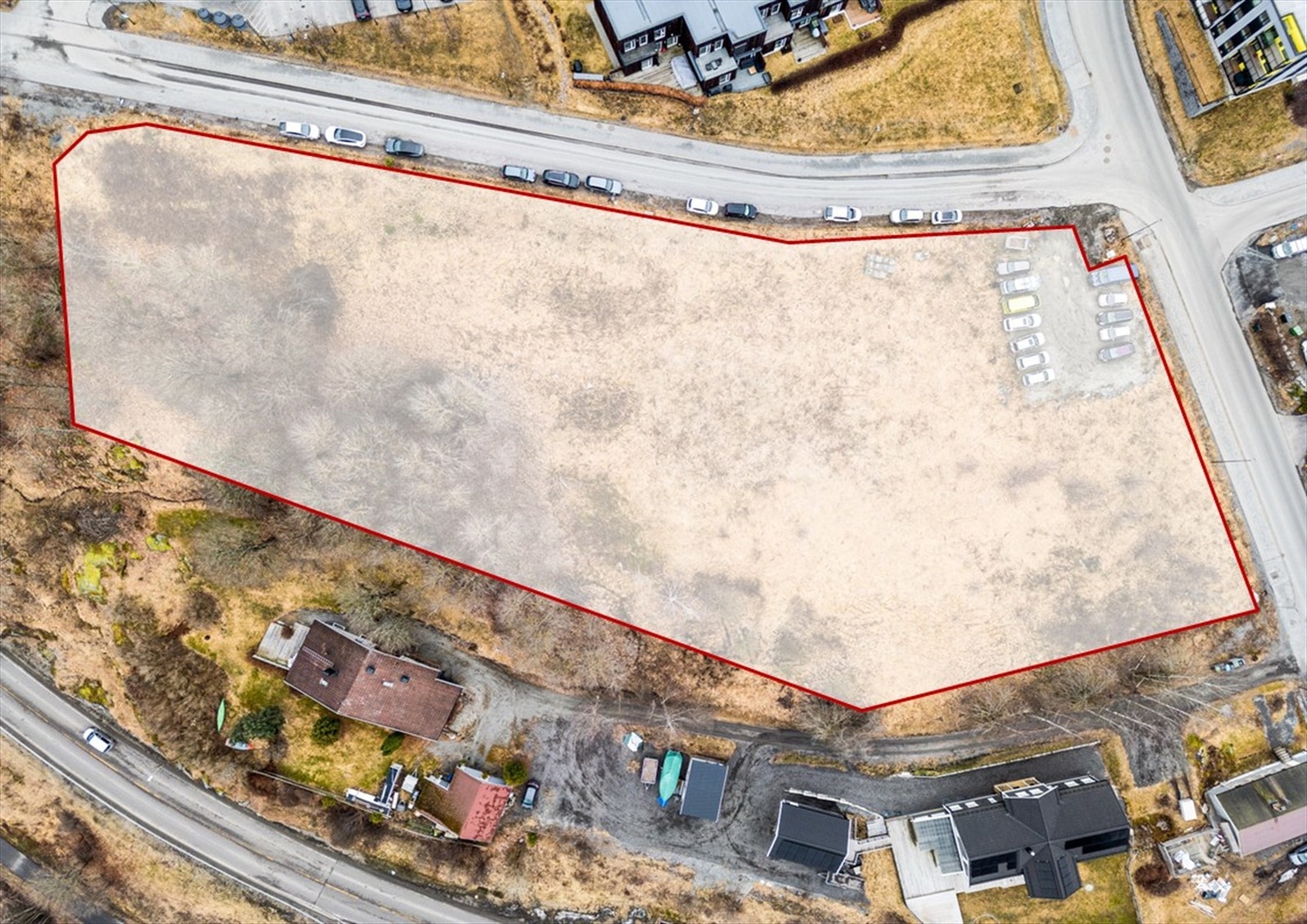 Eiet tomt på ca. 7 510 kvm, primært bestående av naturlig vegetasjon. Barnevennlig og solrikt område. Galleribilde