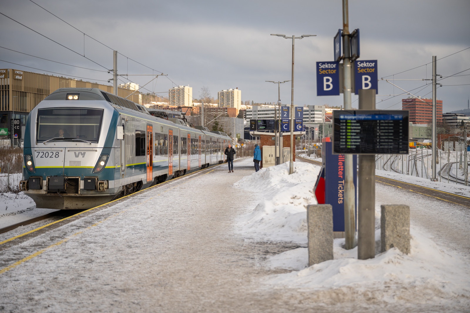 Togstasjonen ligger kun ett minutts gange fra lokalet. Herfra tar toget deg til Oslo S på 14 minutter og til Lillestrøm på 22 minutter. T-bane og buss finnes også i umiddelbar nærhet. Galleribilde