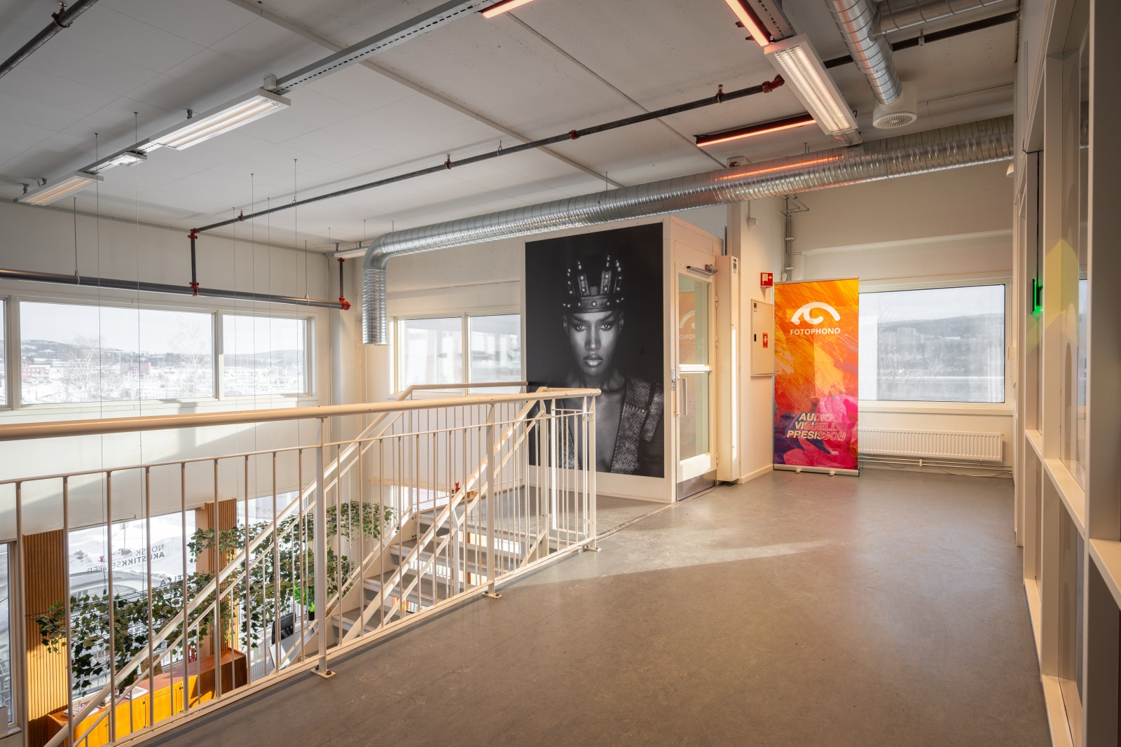 Det er heis mellom 1 og 2 etasje. Galleribilde