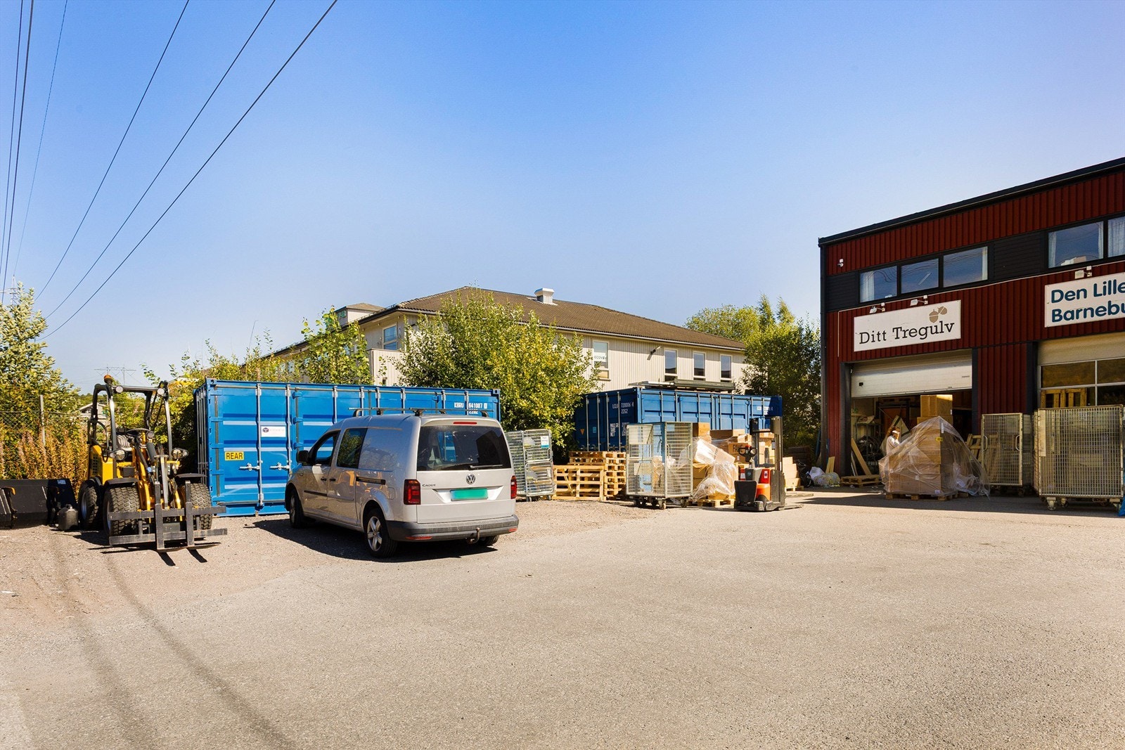 Lokale 1: Utearealet kan benyttes til parkering og/eller oppstillingsplass for container el. Galleribilde