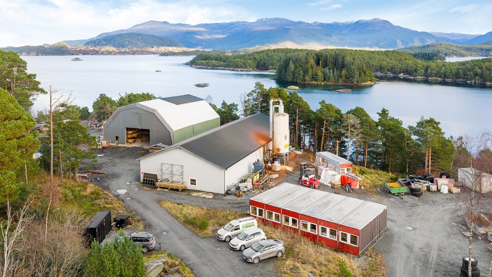 Meglerhuset Rele Haugesund AS Stor og fleksibel næringseiendom med betydelig utviklingspotensial Klostervegen 416, Halsnøy kloster 1 268 m² 9 000 000 k