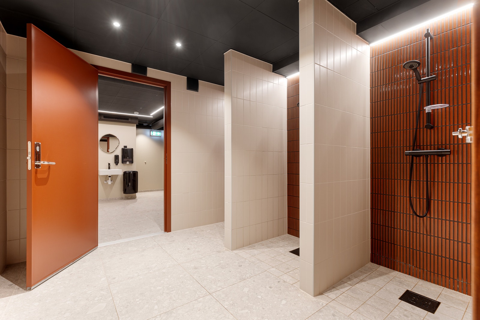 Moderne og stilig garderobe Galleribilde