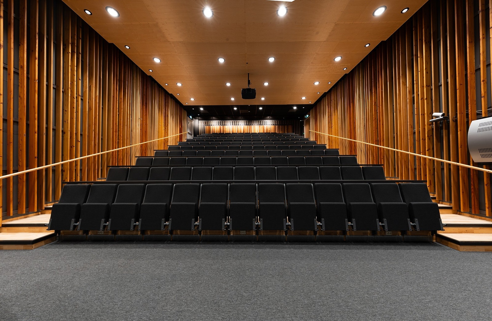 Auditorium med kapasitet til 140 personer, ideelt for større arrangementer og samlinger. Galleribilde