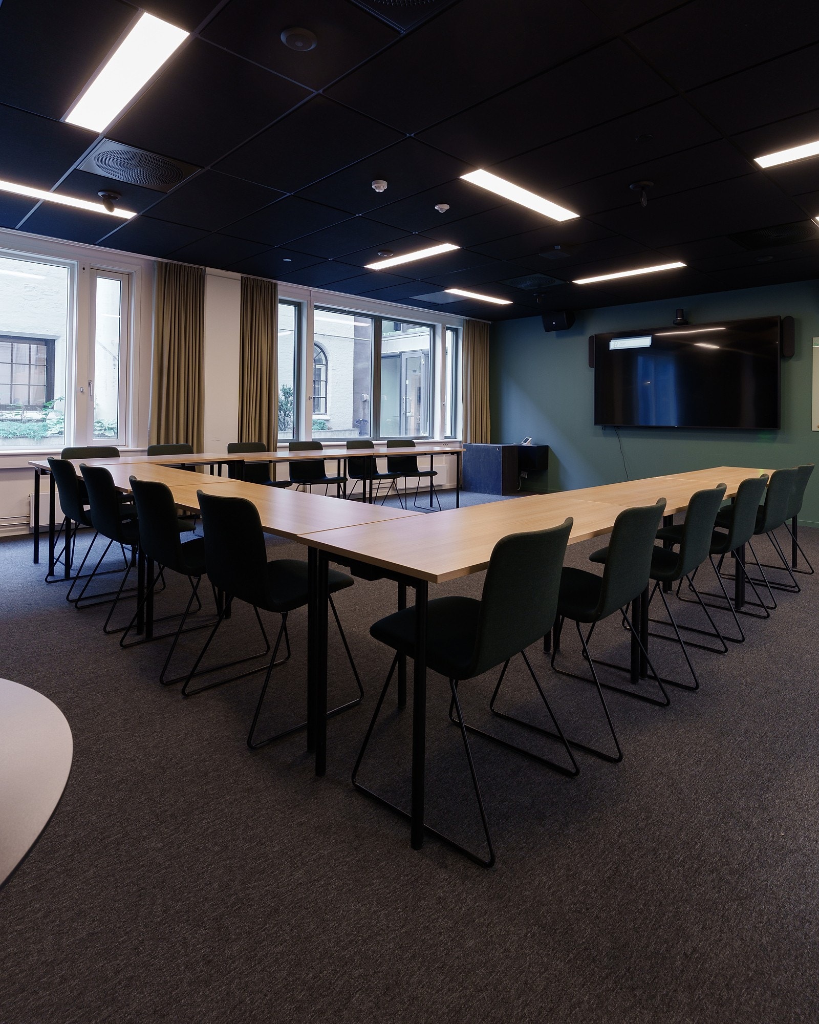 Møterom med ulike oppsett tilpasset alt fra dialog til presentasjoner og workshops. Galleribilde