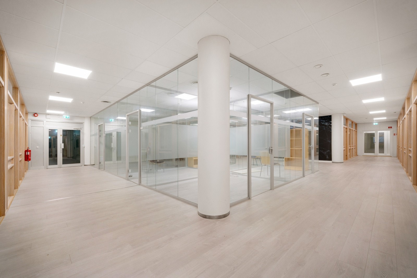 Bygget har en kombinasjon av normal og god standard på kontorlokalene. Utleier er åpen for å samarbeide med leietaker om oppussing og tilpasning. Galleribilde