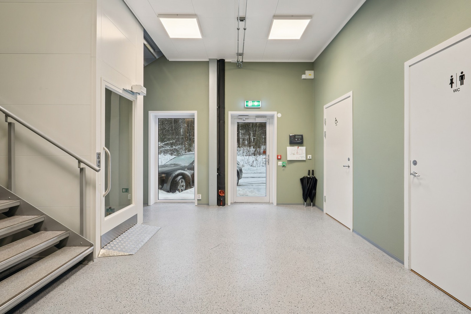 Ansatte-inngang m heis Galleribilde