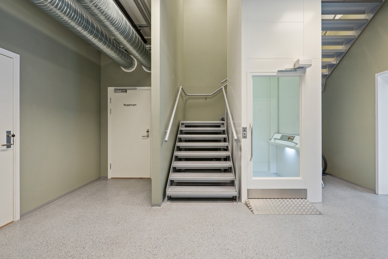 Trappe og heis oppgang Galleribilde