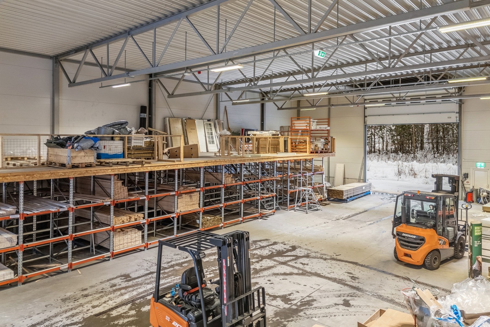 Area, kaldlager - byggtorget og porter i begge ender for lasting/lossing Galleribilde