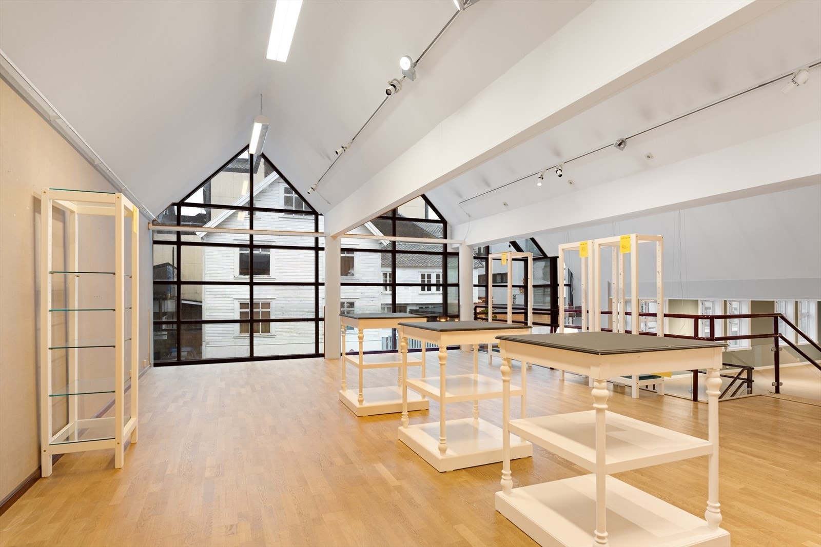 Store lyse flater i butikk Galleribilde