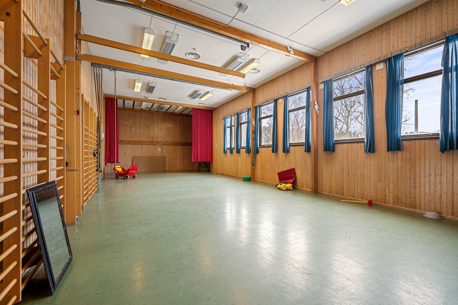 Tidligere Fauskevåg skole ble lagt ned i 2012, og deler av skolebygningen har blitt benyttet som barnehage i perioden 2012-2024 Galleribilde