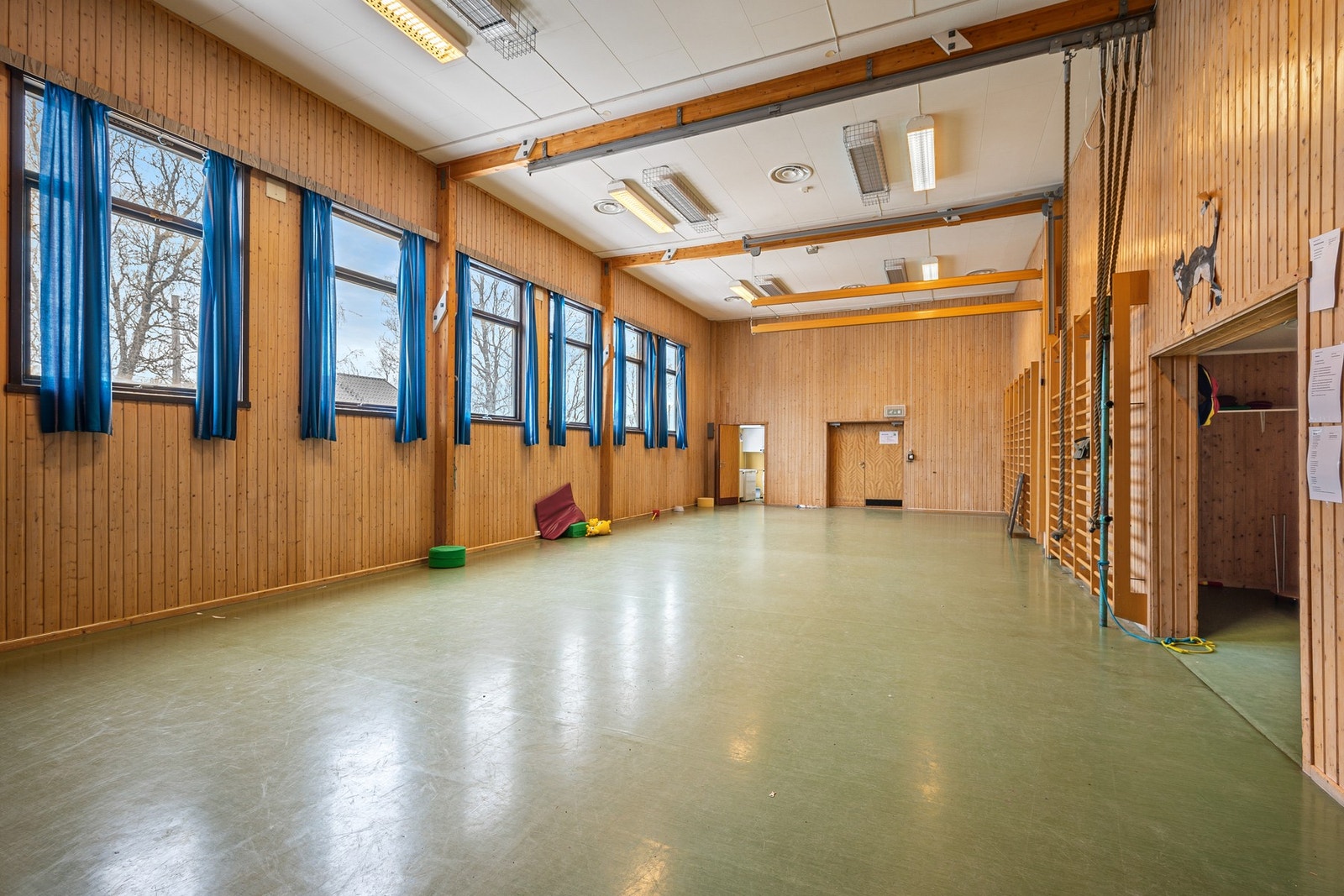 Bygningen inneholder blant annet gymsal, svømmehall, klasserom, kontorer, kjøkken, garderober, wc med mer Galleribilde