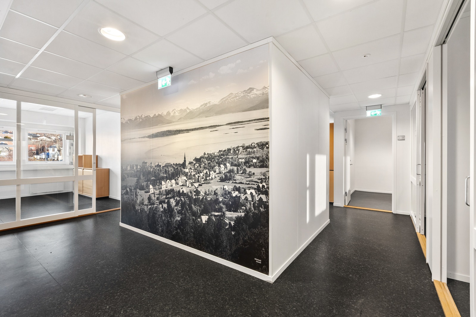 Arealet mot øst har et kopirom/lager i midten. Dette er enkelt å ta bort for å lage et samlingspunkt mellom kontorene. Galleribilde
