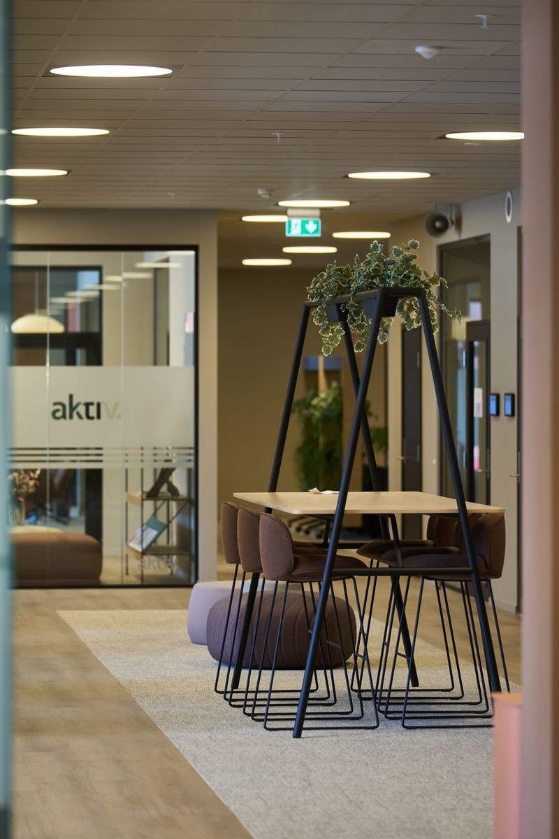 Gang med store cellekontorer (5 av 6 er tatt). Romerike Sparebank, Advokatfirmaet Halvorsen & Co, A til Å regnskap, Aktiv Eiendomsmegling og AvoHub. Galleribilde