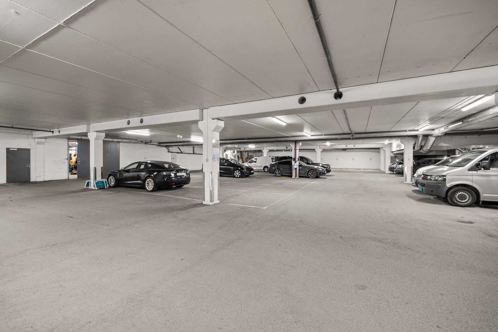 Garasje og uteparkering. Galleribilde