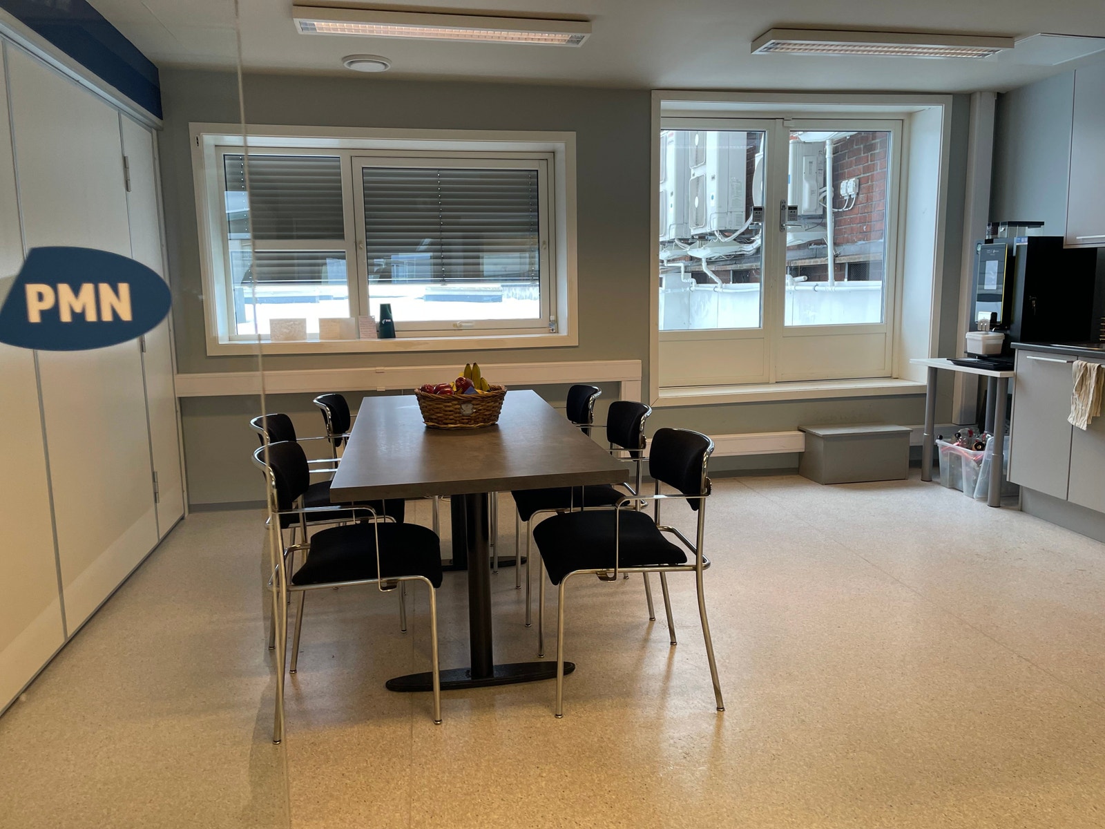 Felles kjøkken og spiserom med kjøleskap, mikrobølgeovn og vannkoker Galleribilde