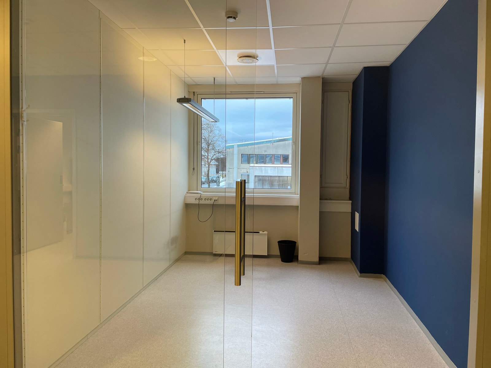 Lyst kontor med god plass til egen innredning Galleribilde