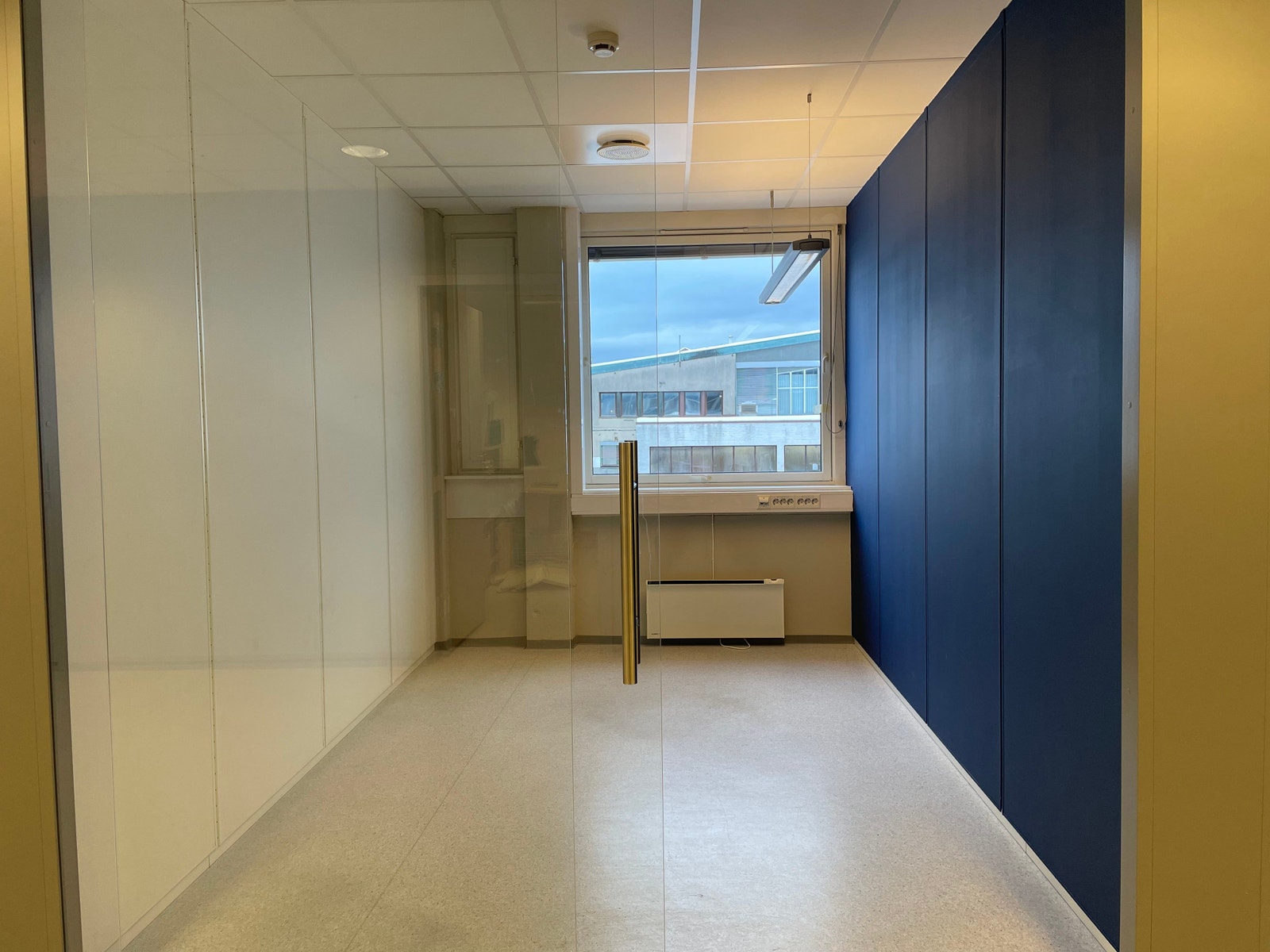 Kontor med vindu og naturlig lys Galleribilde