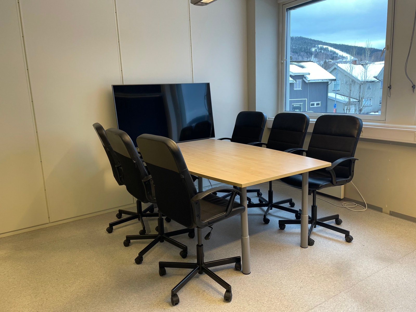 Lyst møterom med gode sitteplasser og skjerm Galleribilde