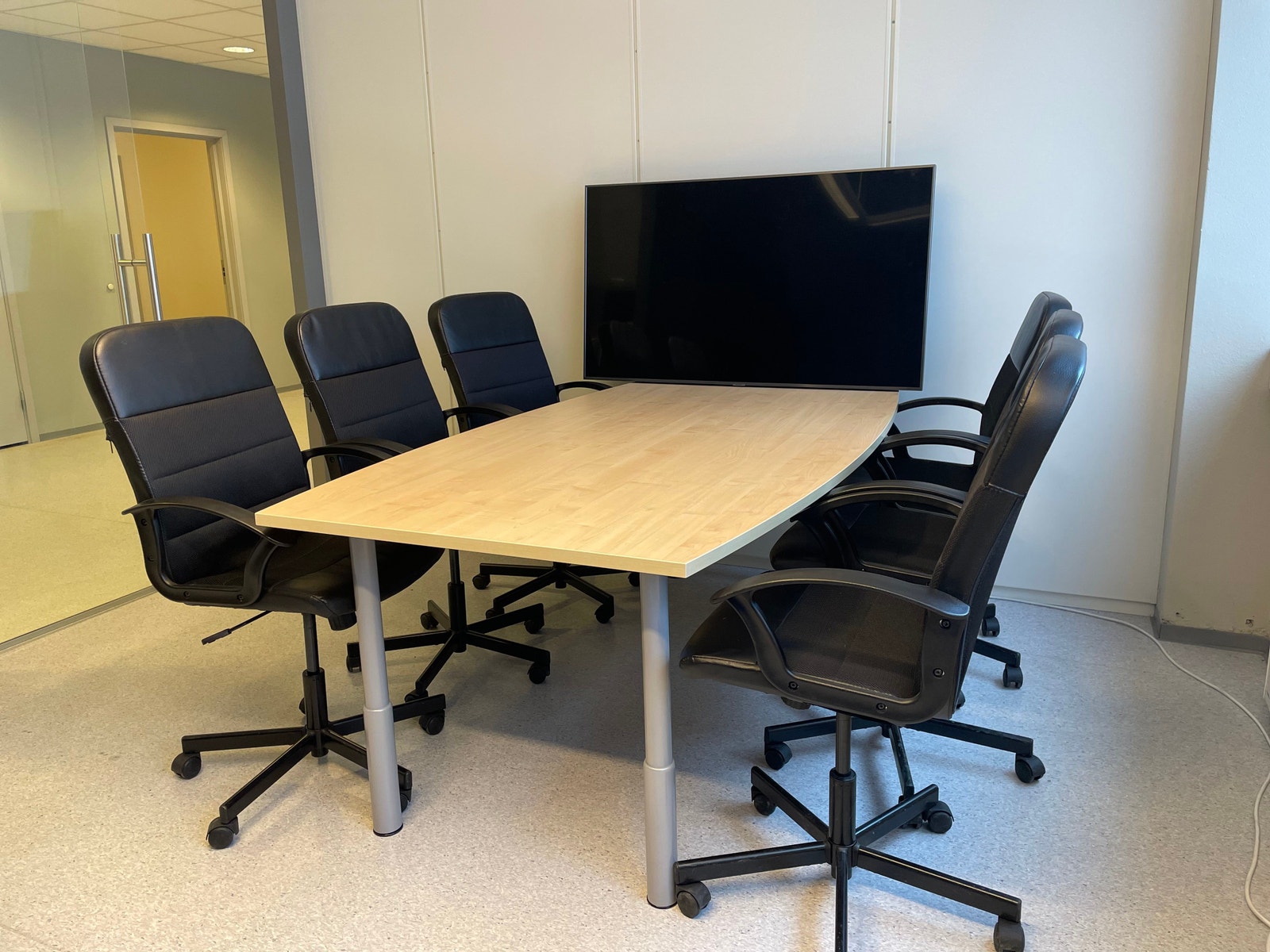 Møterom med TV-skjerm – egnet for møter og presentasjoner Galleribilde