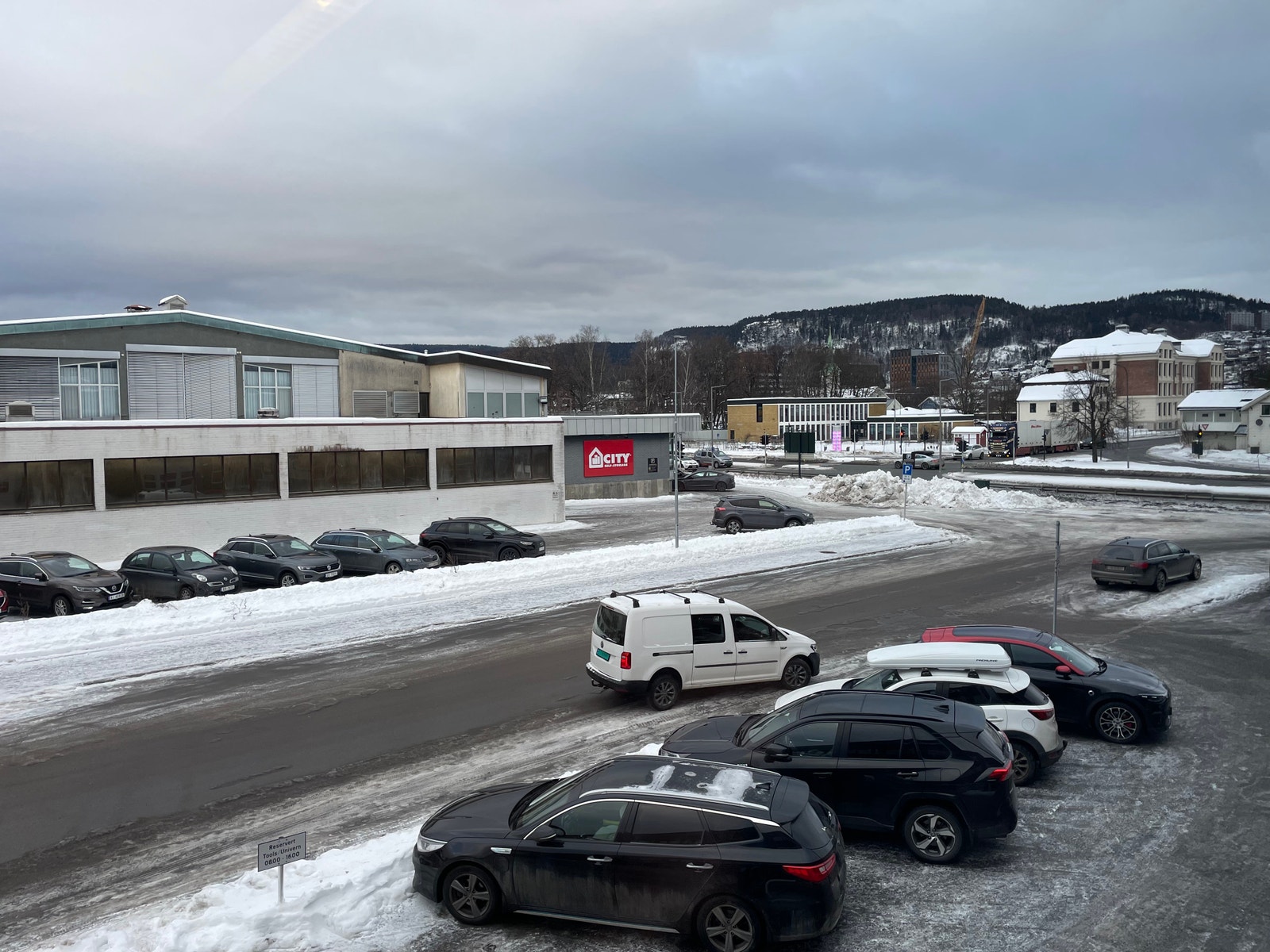 Gratis parkeringsplass rett utenfor bygget (per kontor) Galleribilde