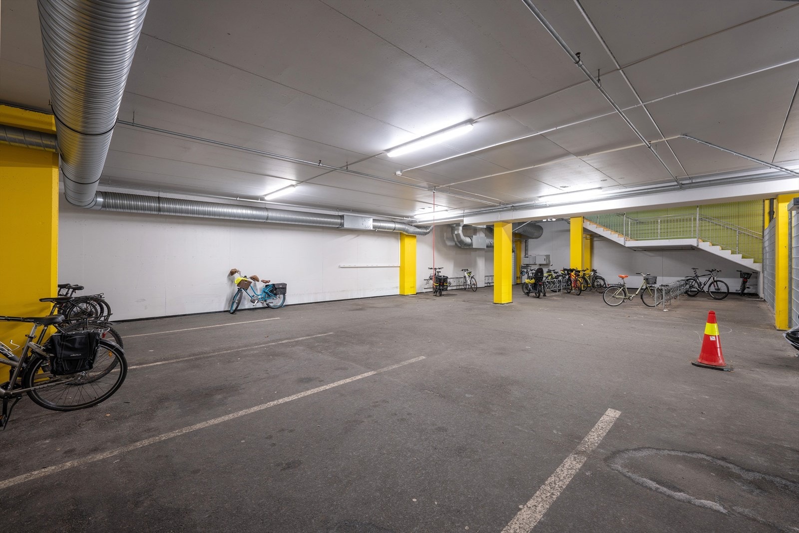 Romslig og låsbar sykkelparkering med enkel tilgang og praktiske oppbevaringsmuligheter. Mulighet for lading av elsykkel. Galleribilde