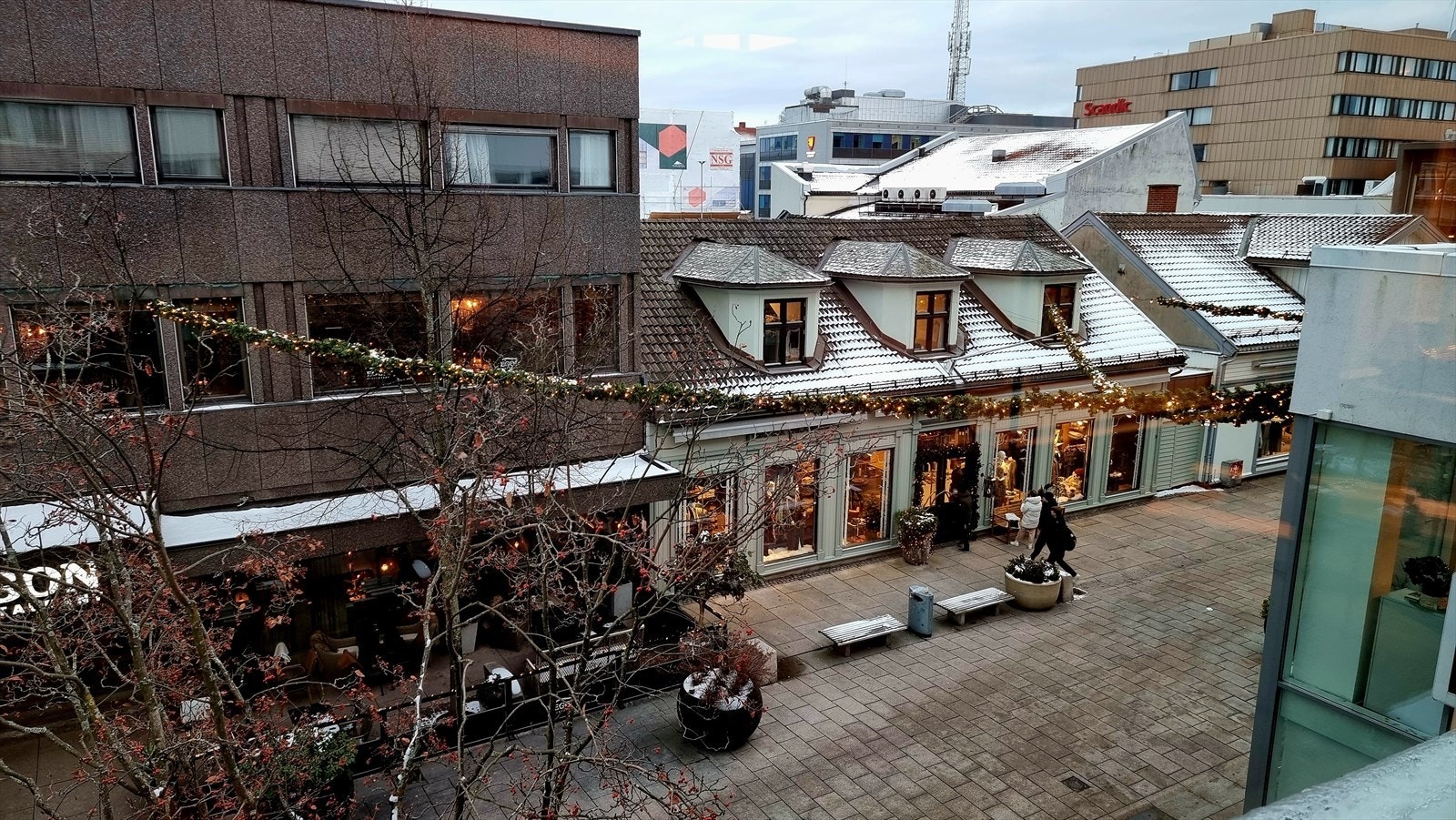 Utsikt over gågata og livet i byen fra kontoret Galleribilde