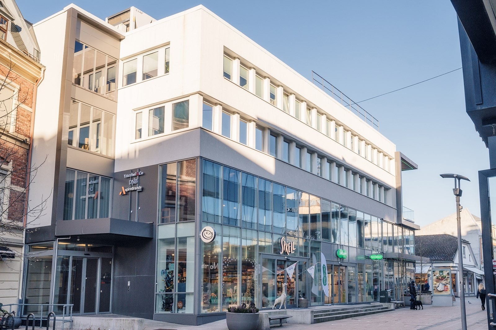 Med butikker og bank i 1. etasje og kontorer i øvrige etasjer Galleribilde