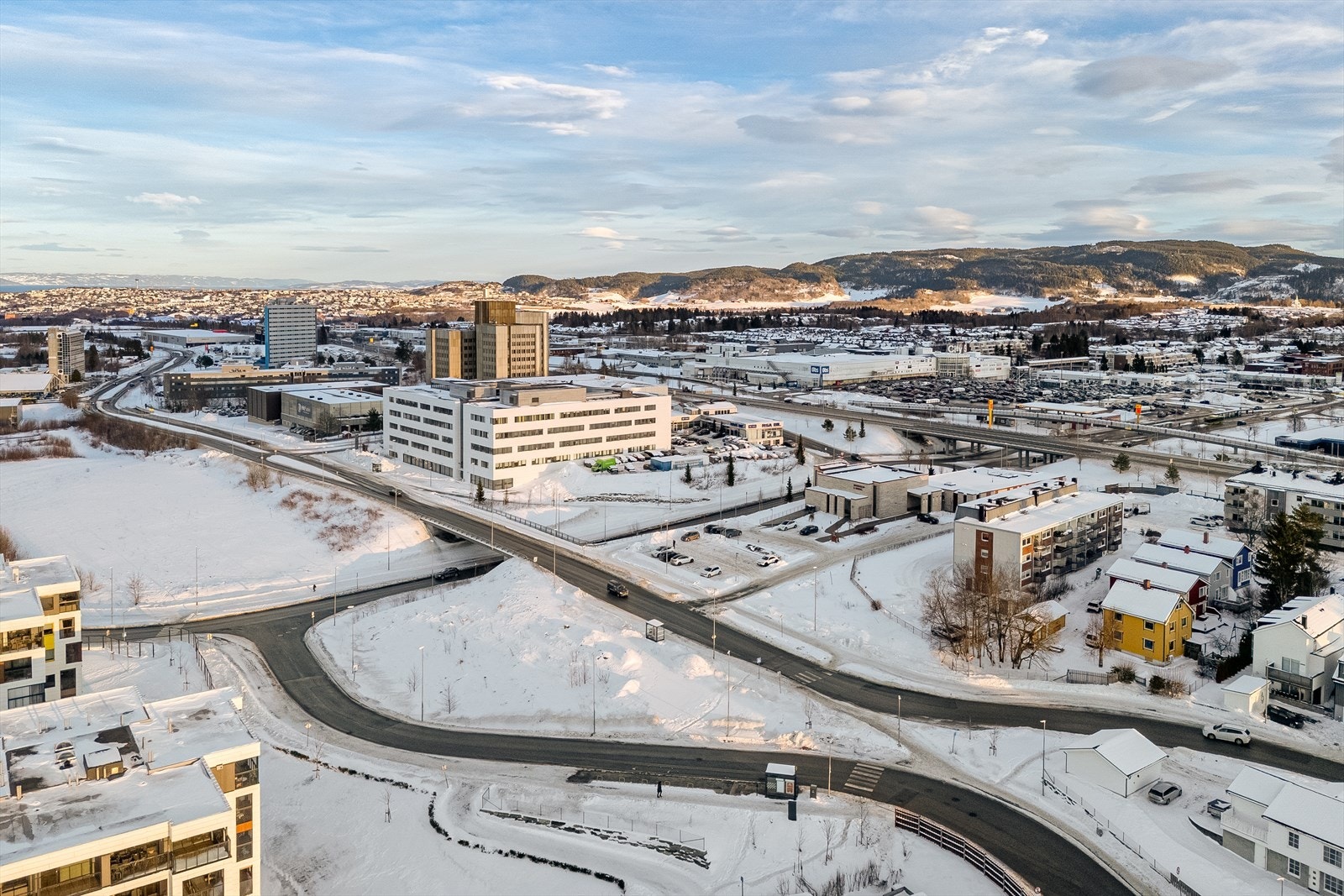 Tomten har en synlig og strategisk beliggenhet mellom etablerte veier, med god eksponering og enkel adkomst. Galleribilde