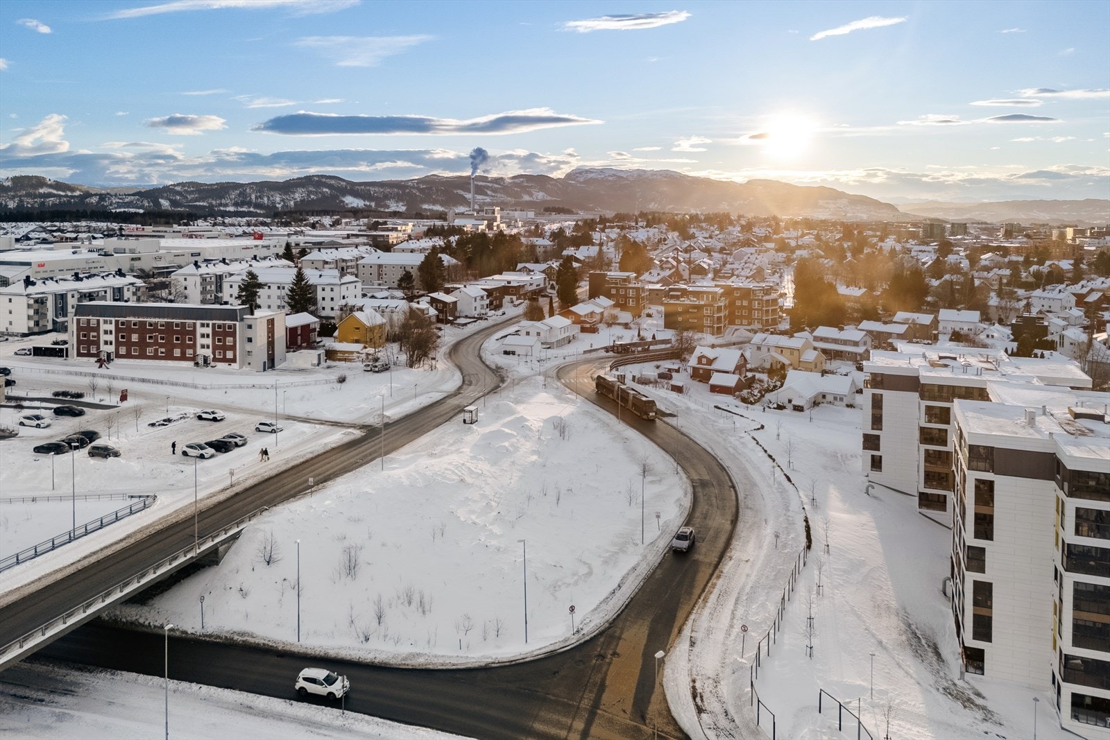 Bussholdeplass i umiddelbar nærhet gir gode forbindelser for ansatte og besøkende. Det er videre kort avstand til togstasjon på Heimdal. Galleribilde
