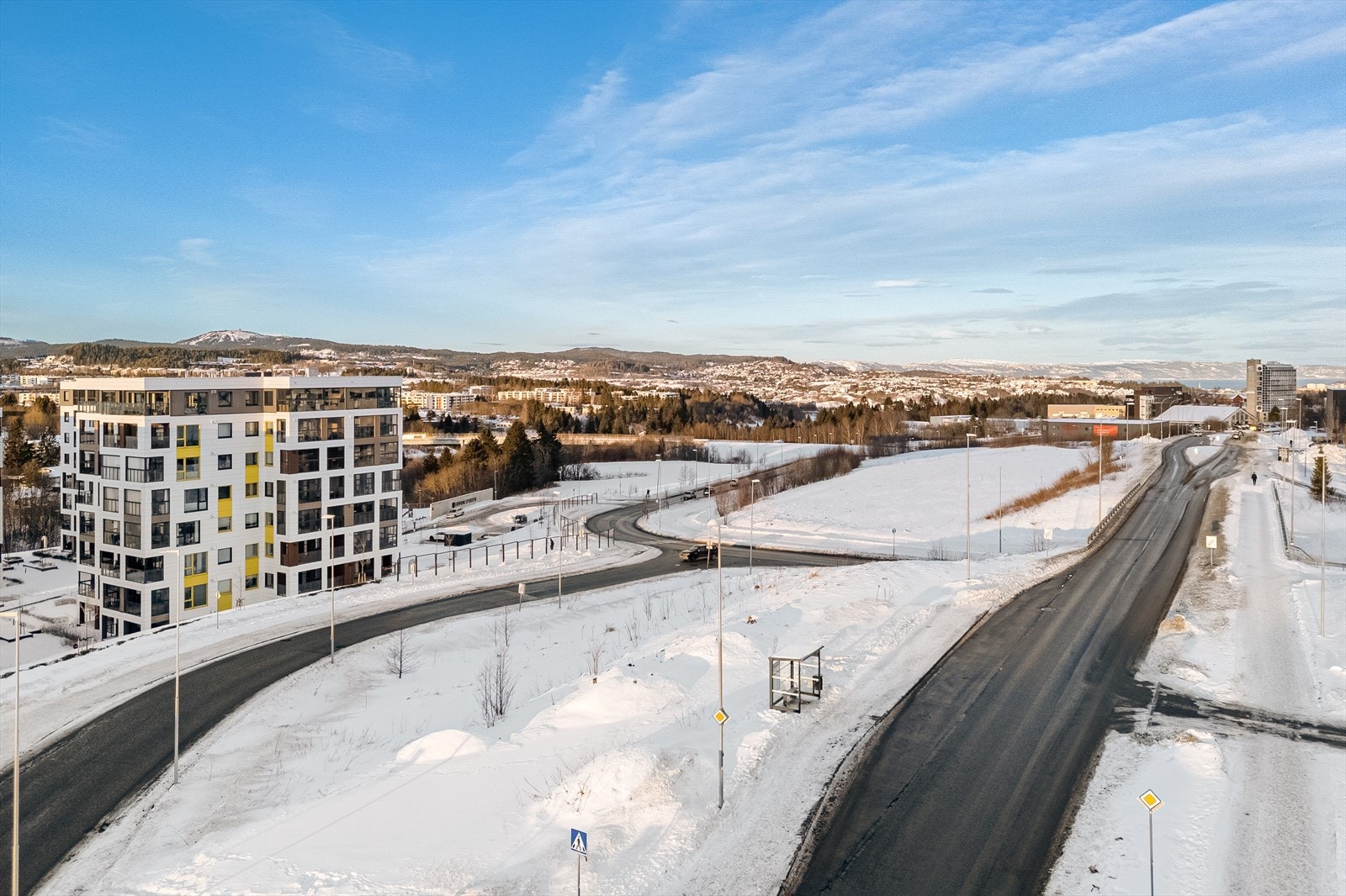 Eiendommen ligger i et attraktivt område med kort avstand til sentrale funksjoner og servicetilbud. Galleribilde