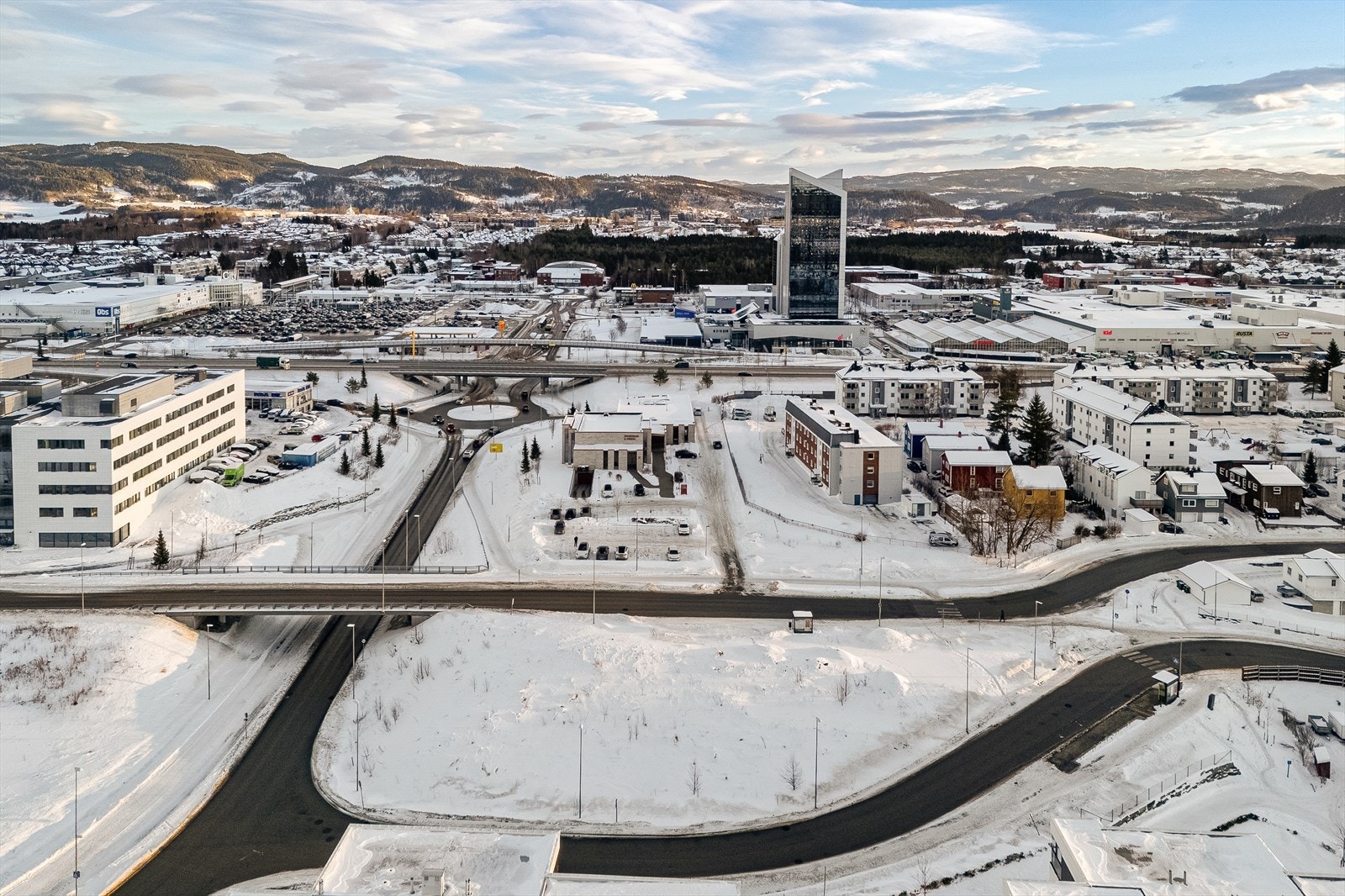 Tomten har en sentral plassering i et område bestående av både nærings- og boligbebyggelse, med korte avstander til potensielle kunder, samarbeidspartnere og ansatte. Galleribilde