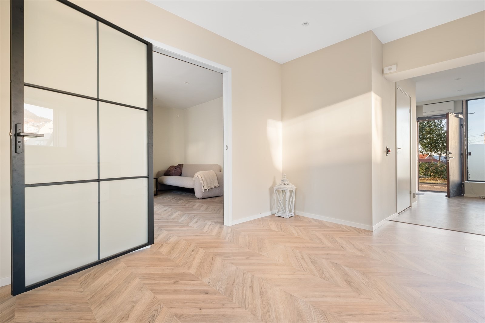 Lokalet har inngang fra gateplan via inngangsdør og rulleport. Galleribilde