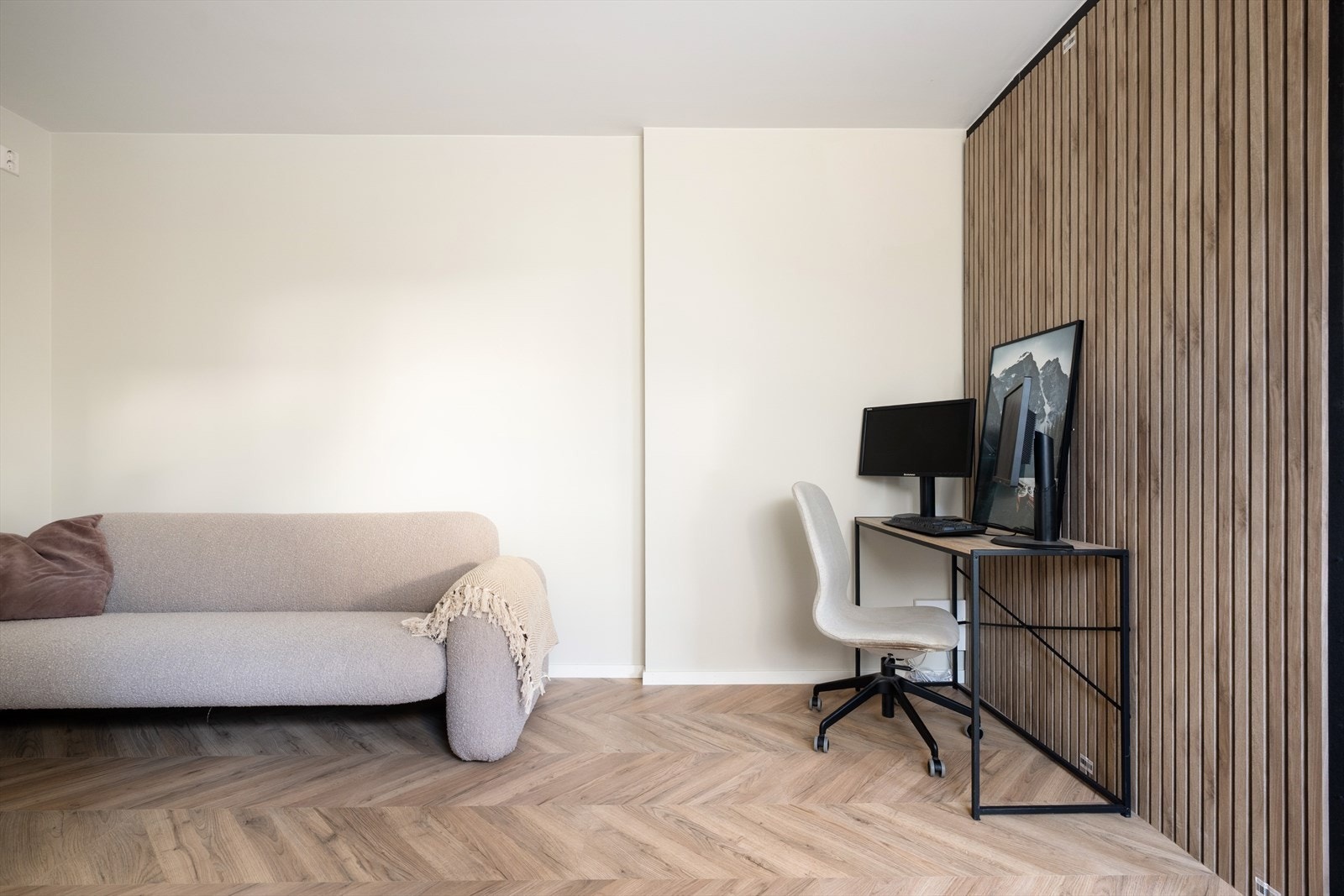 Her er det god plass til både skrivebord og sofakrok. Galleribilde