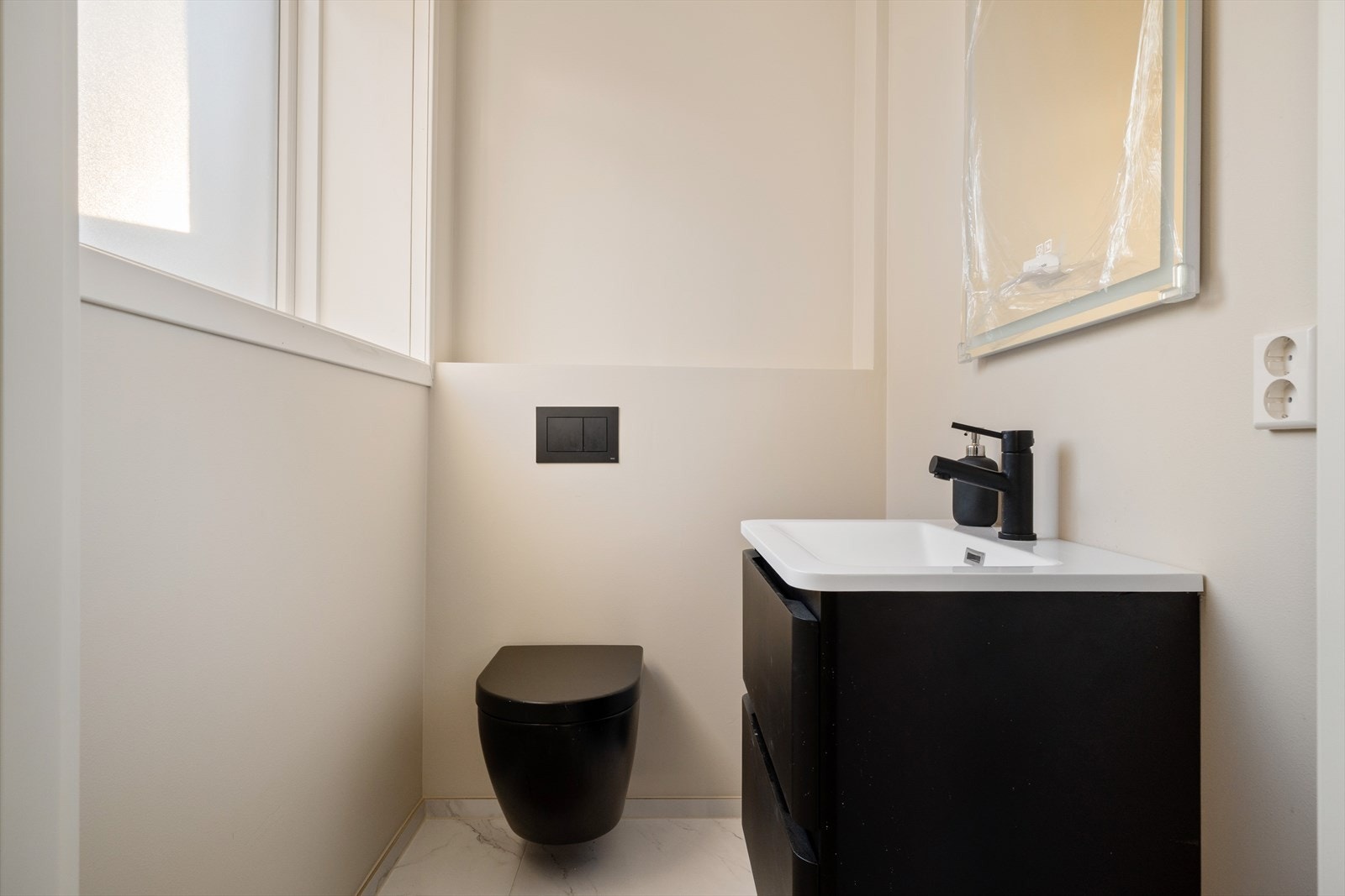 Fra stuen/kontoret får du også tilgang på et moderne bad. Galleribilde