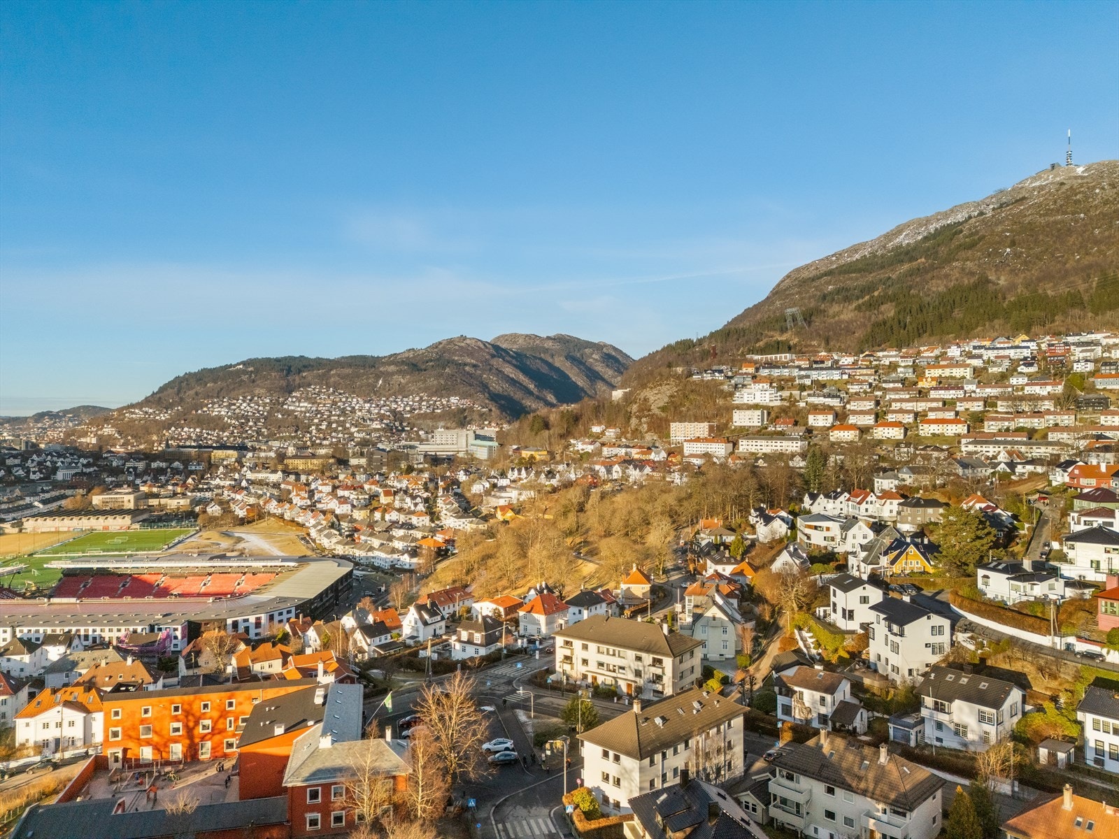 Det er plass til 1 til 2 biler utenfor lokalet. Det er også rulleport som gjør det praktisk med varelevering etc. Galleribilde