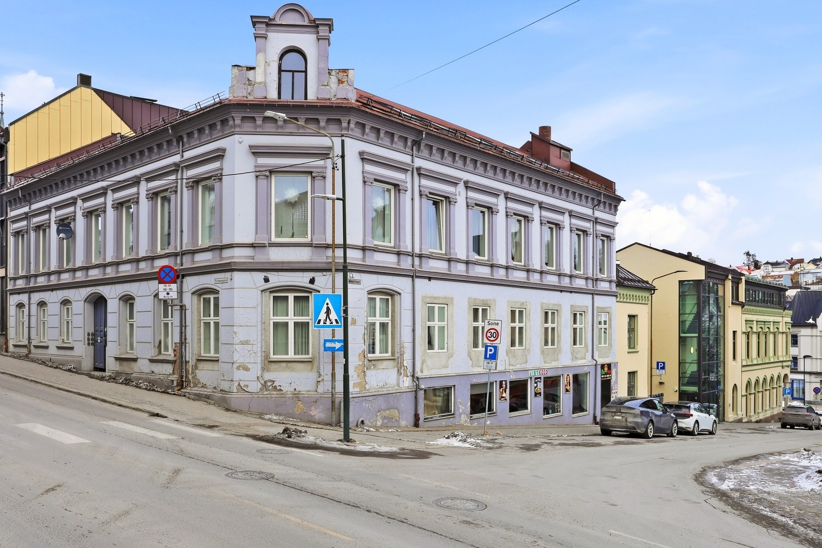 Lokalet ligger på bakkeplan med god eksponering, samt gode parkeringsmuligheter Galleribilde