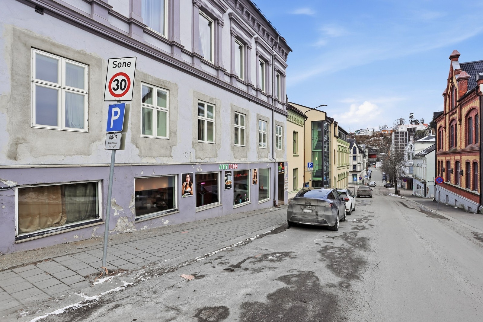 5 store vinduer ut mot vei gir god eksponering. Galleribilde