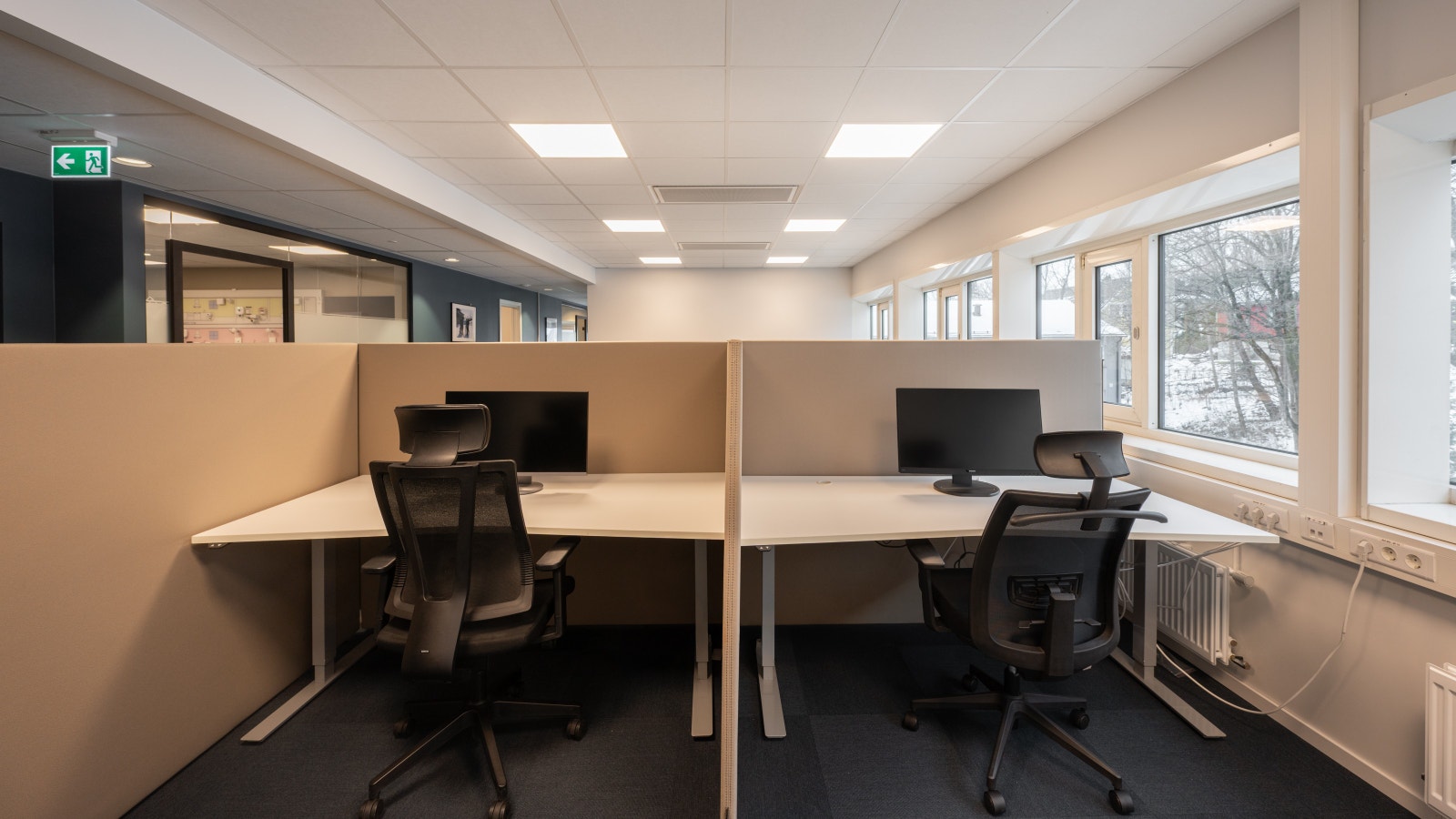 Moderne kontorarealer i åpent landskap med godt lysinnslipp Galleribilde