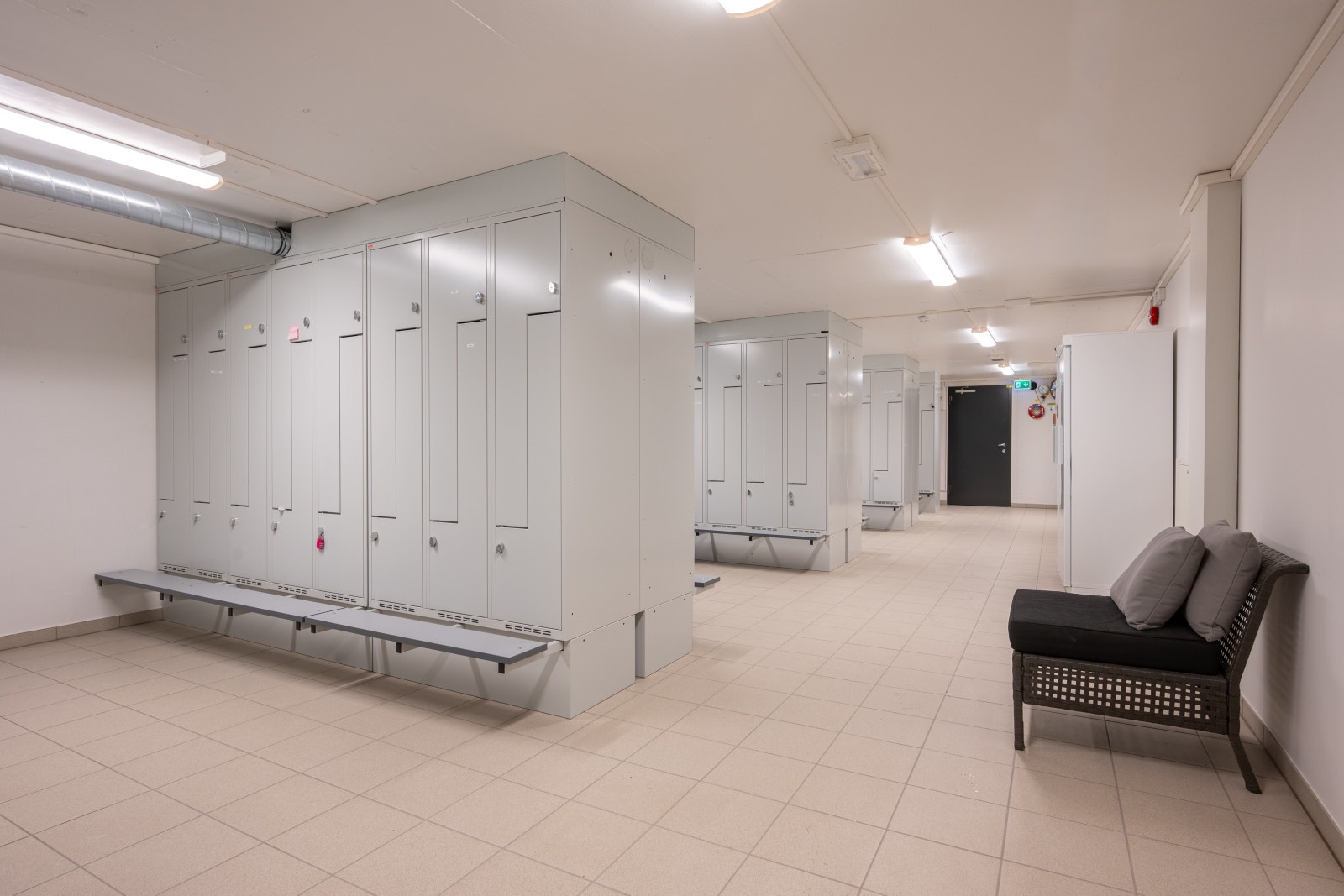 Garderobe med dusj Galleribilde