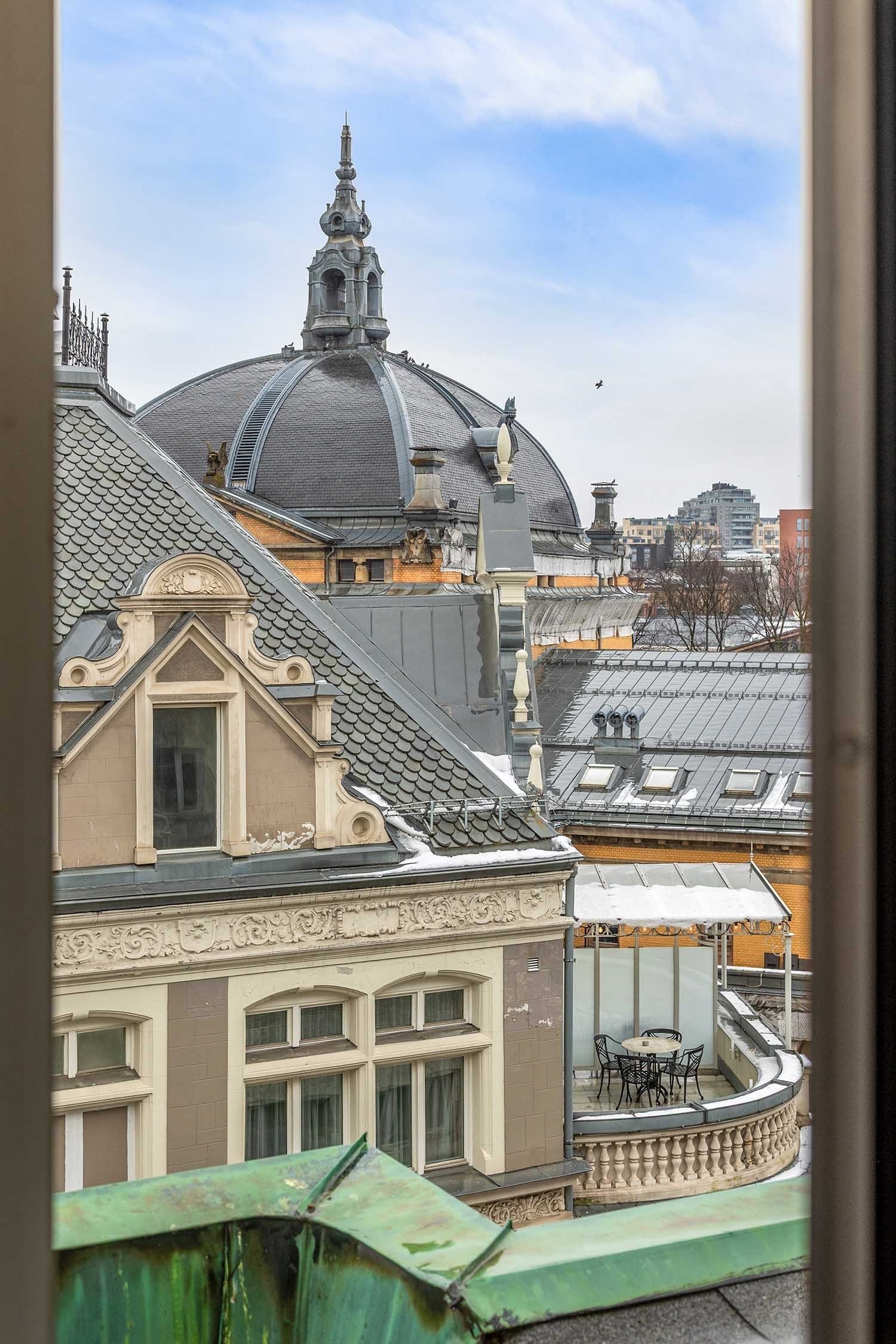 Utsyn fra kontoret mot Nationaltheatret Galleribilde