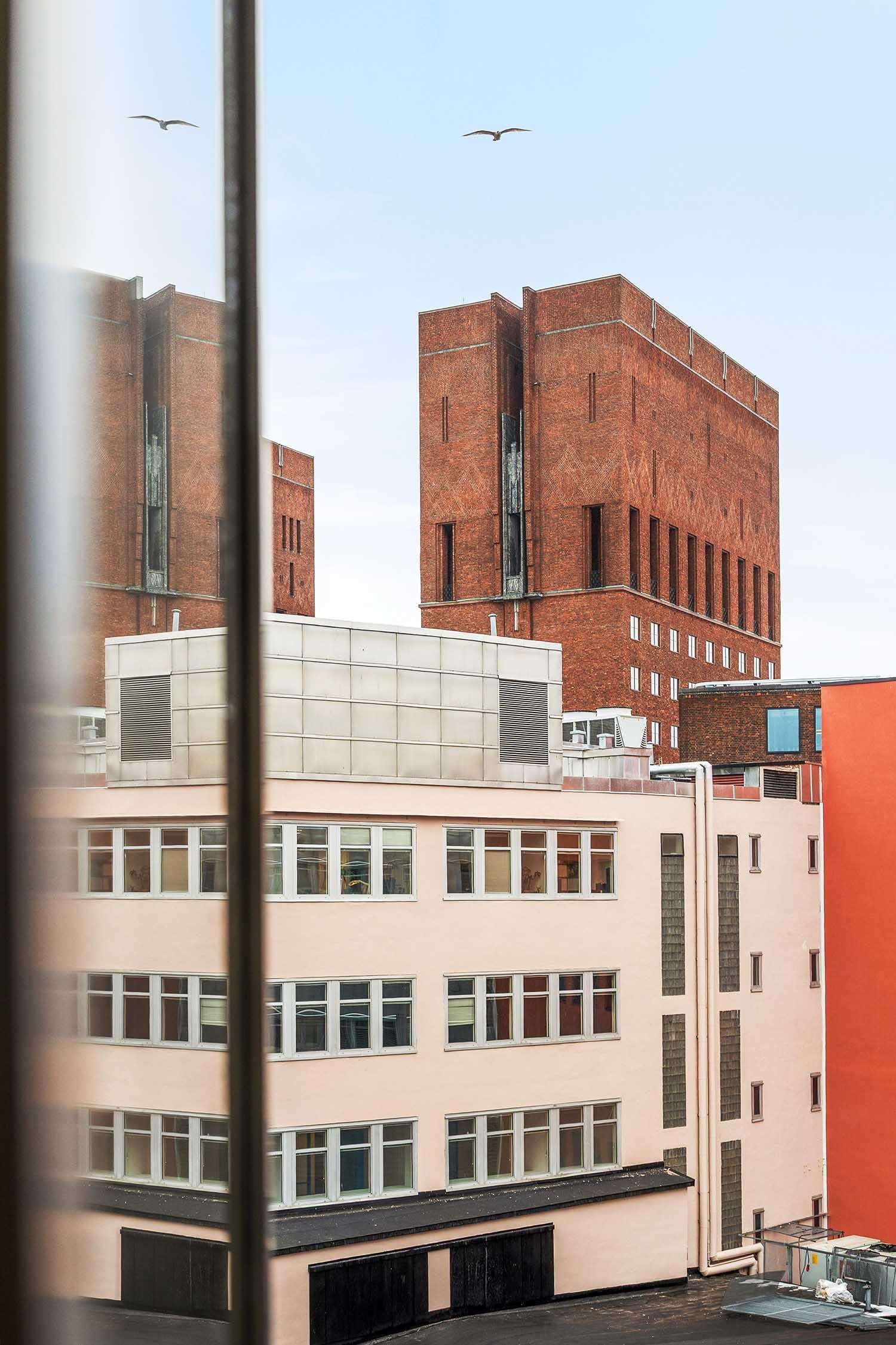 Lokalet har vinduer på begge sider av etasjen, med utsyn både mot Rådhuset og Nationaltheatret Galleribilde