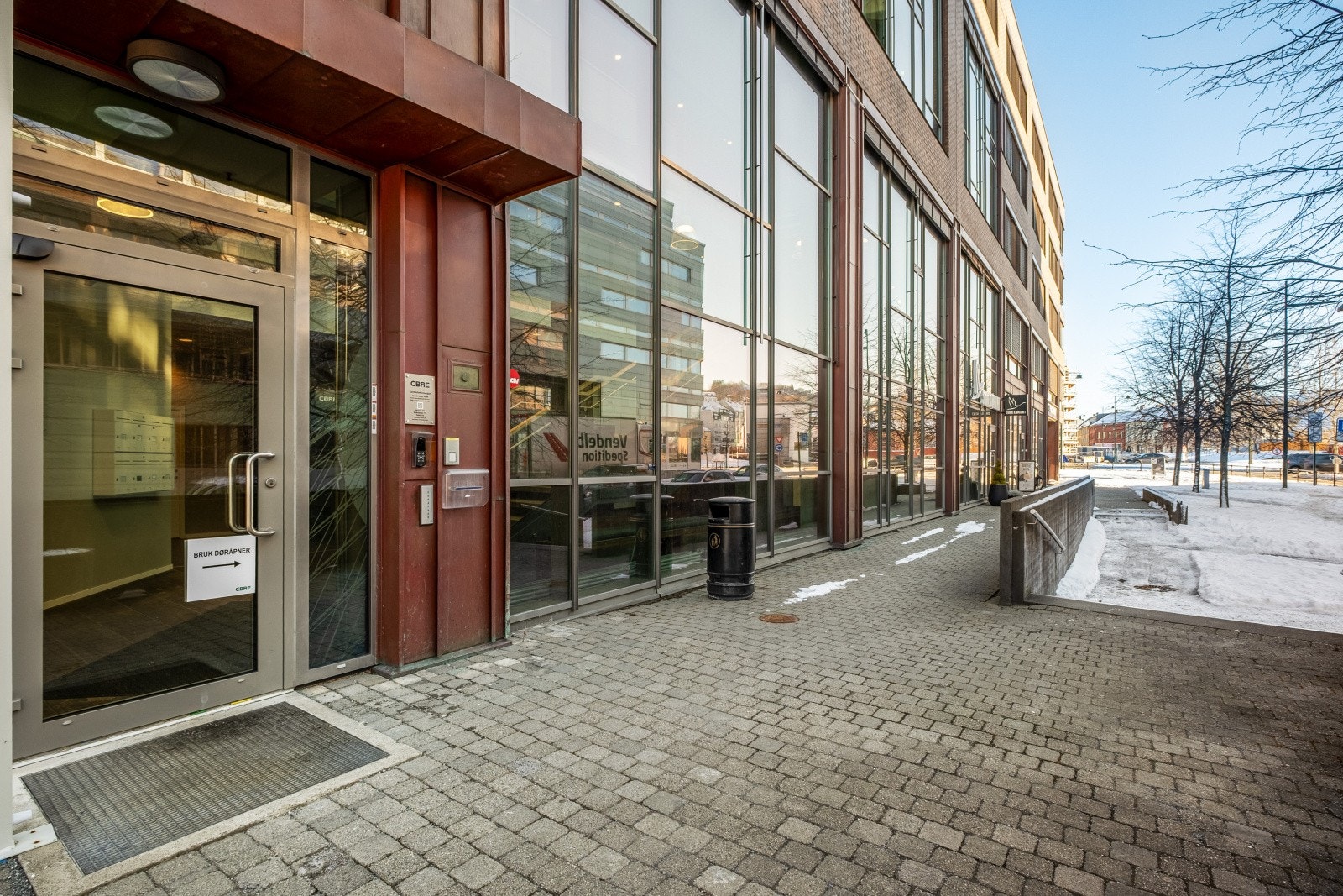 Inngangsparti til bygget Galleribilde
